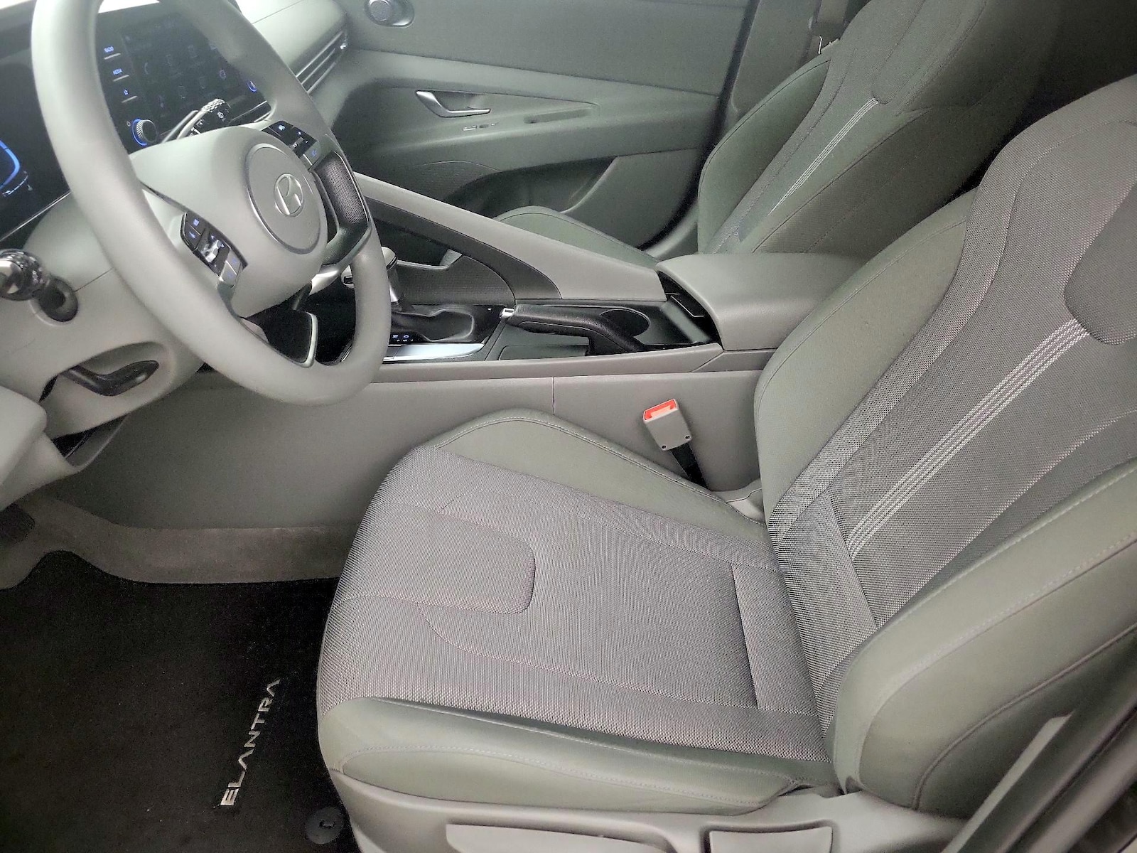 2025 Hyundai Elantra SE - Photo 12