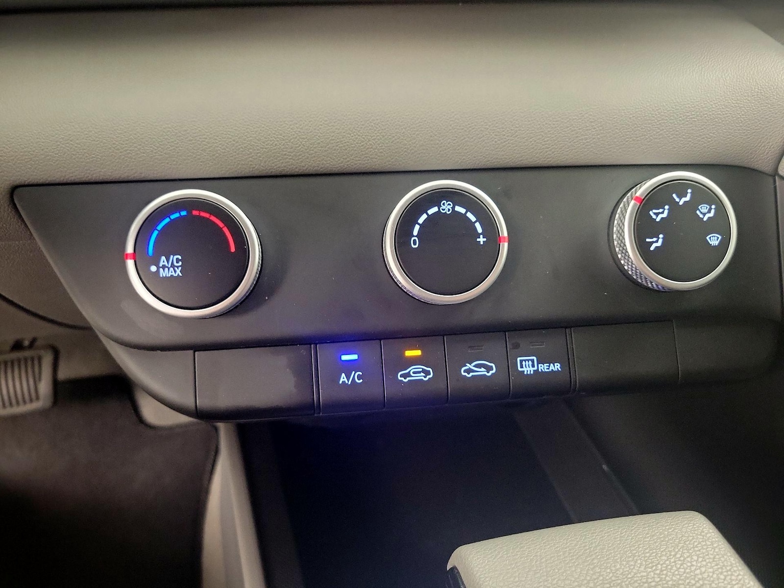 2025 Hyundai Elantra SE - Photo 17