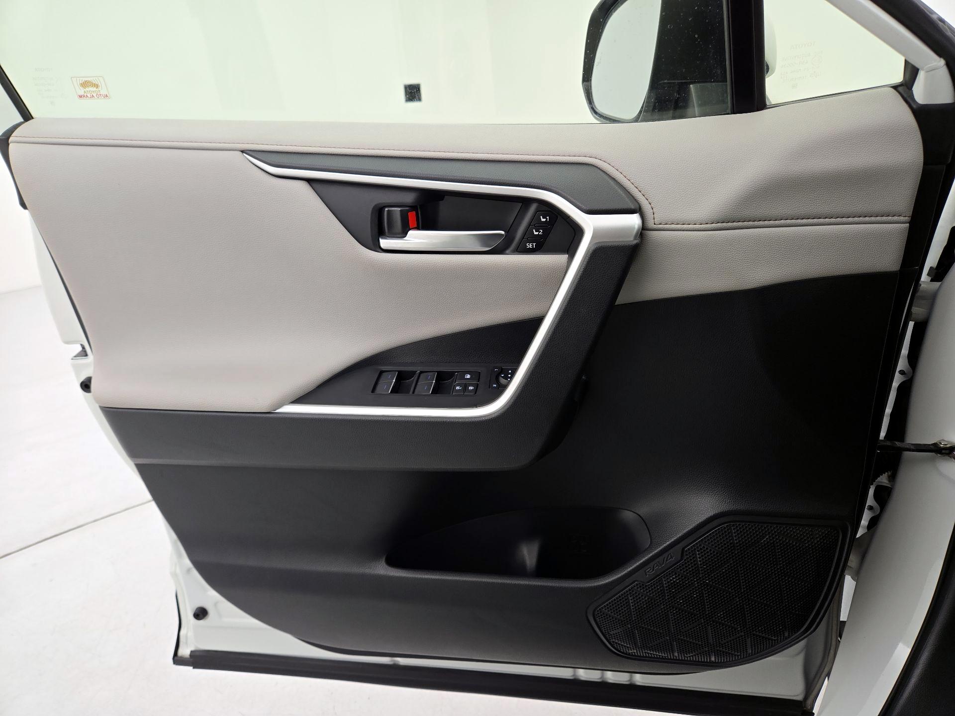 Thumbnail: 2022 Toyota RAV4 - 12