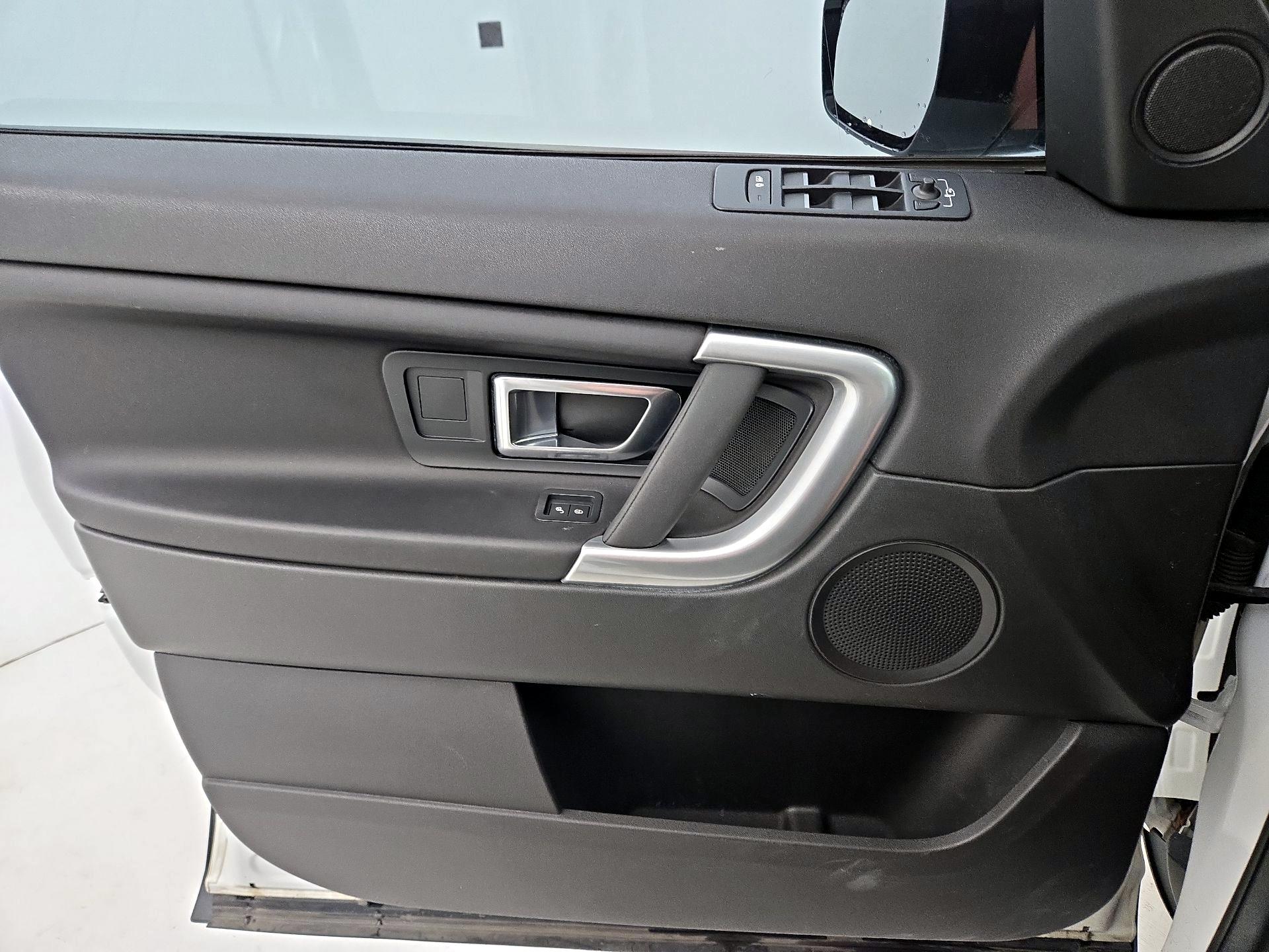 Thumbnail: 2018 Land Rover Discovery Sport - 12