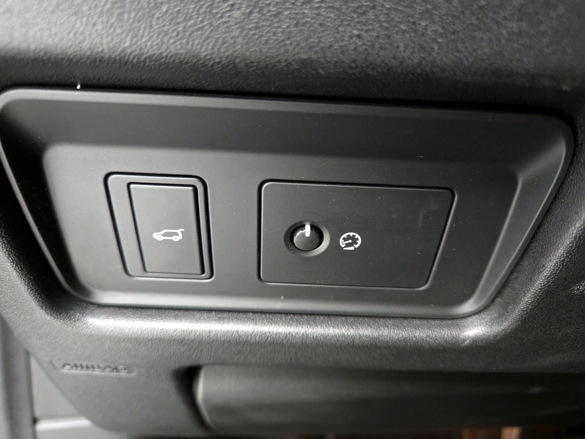 Thumbnail: 2018 Land Rover Discovery Sport - 13