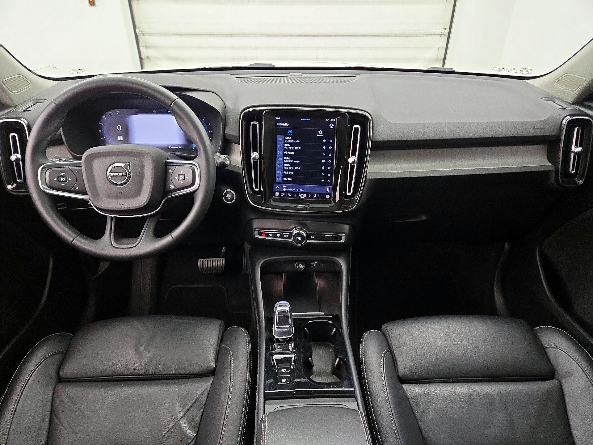 Thumbnail: 2023 Volvo XC40 - 9