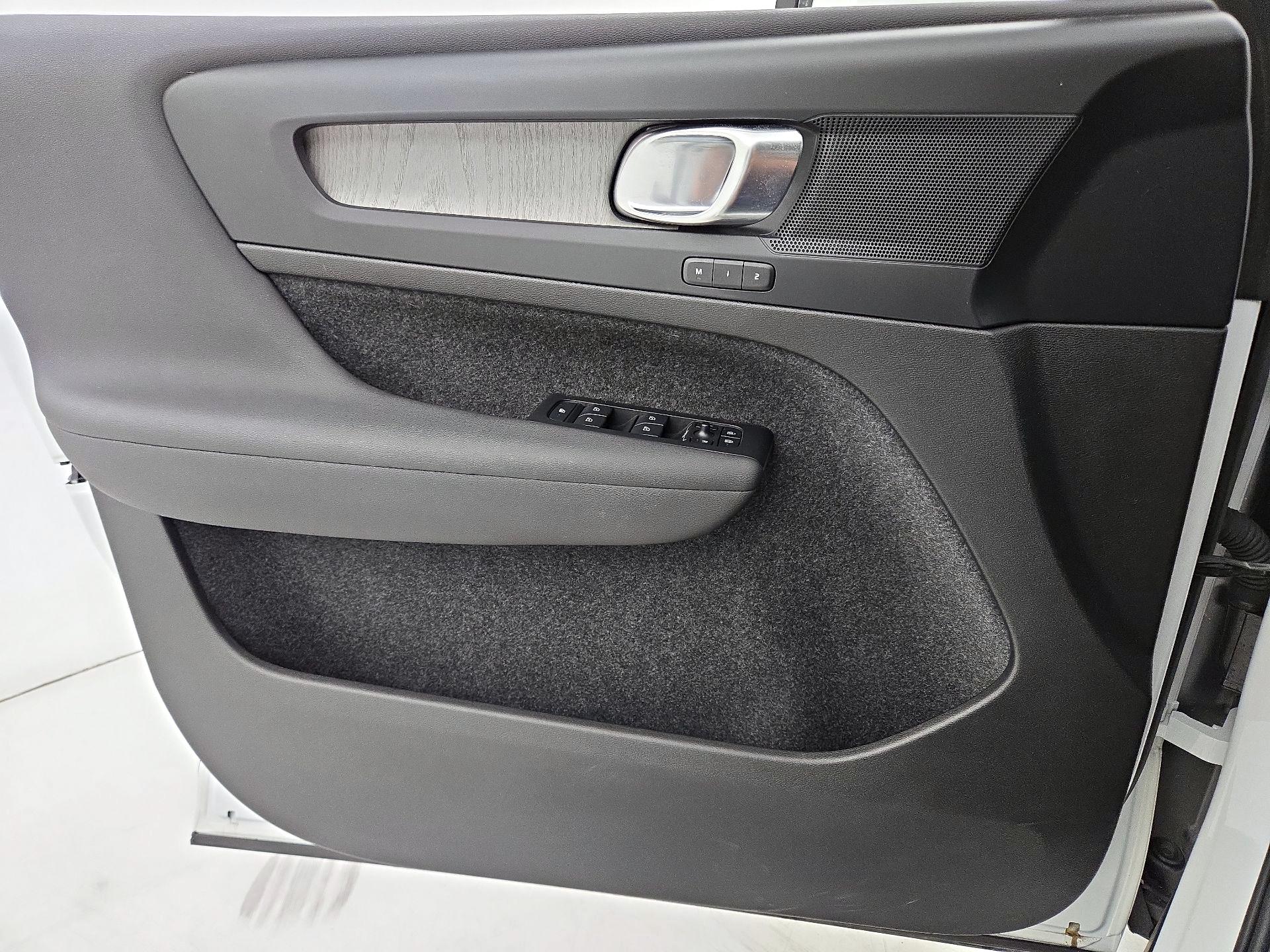 Thumbnail: 2023 Volvo XC40 - 12