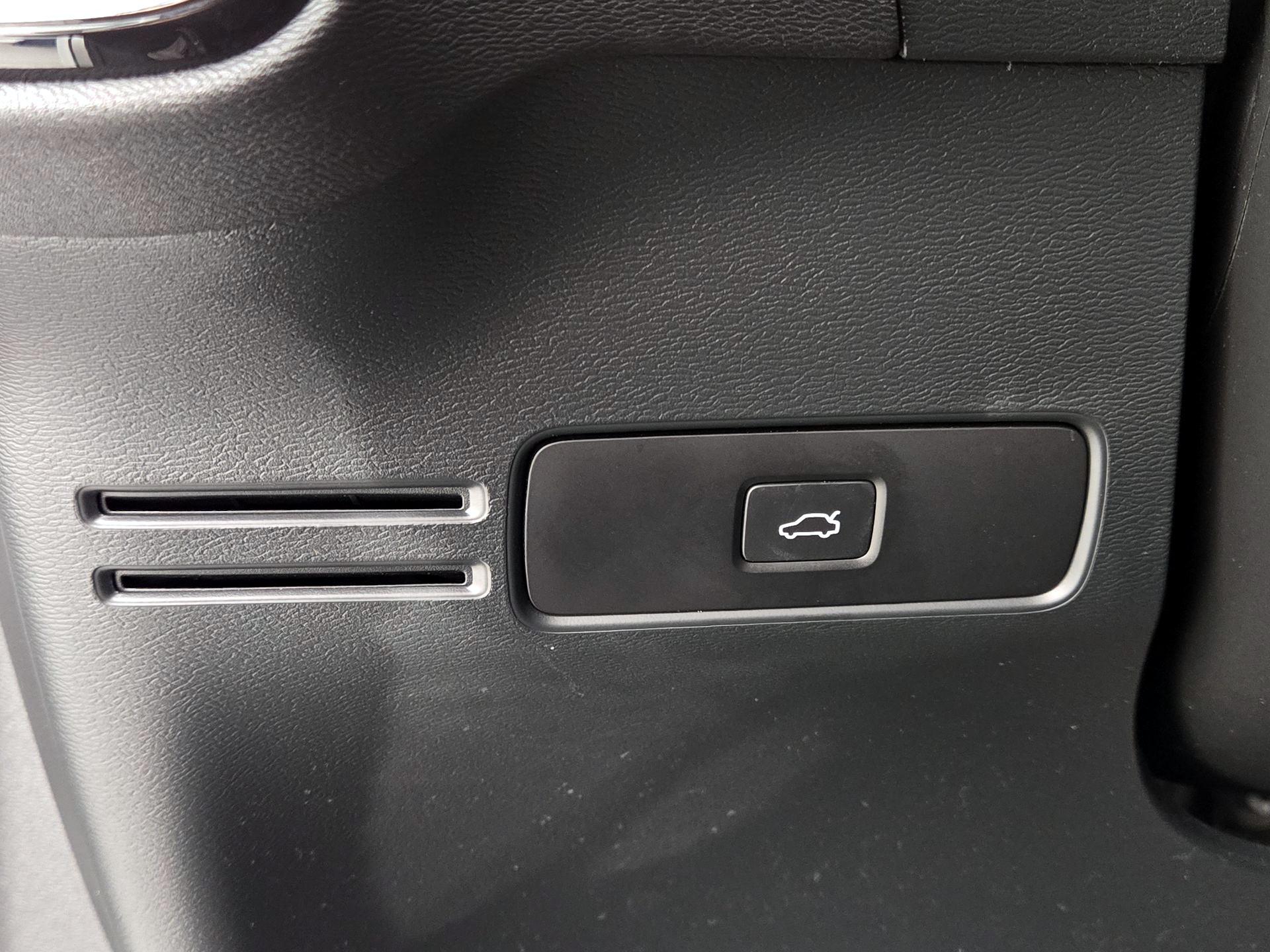 Thumbnail: 2023 Volvo XC40 - 13