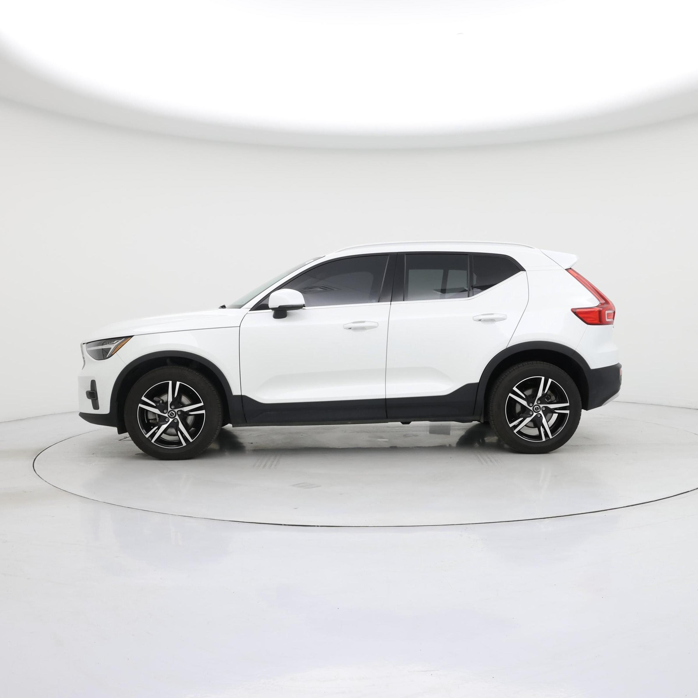 Thumbnail: 2023 Volvo XC40 - 3