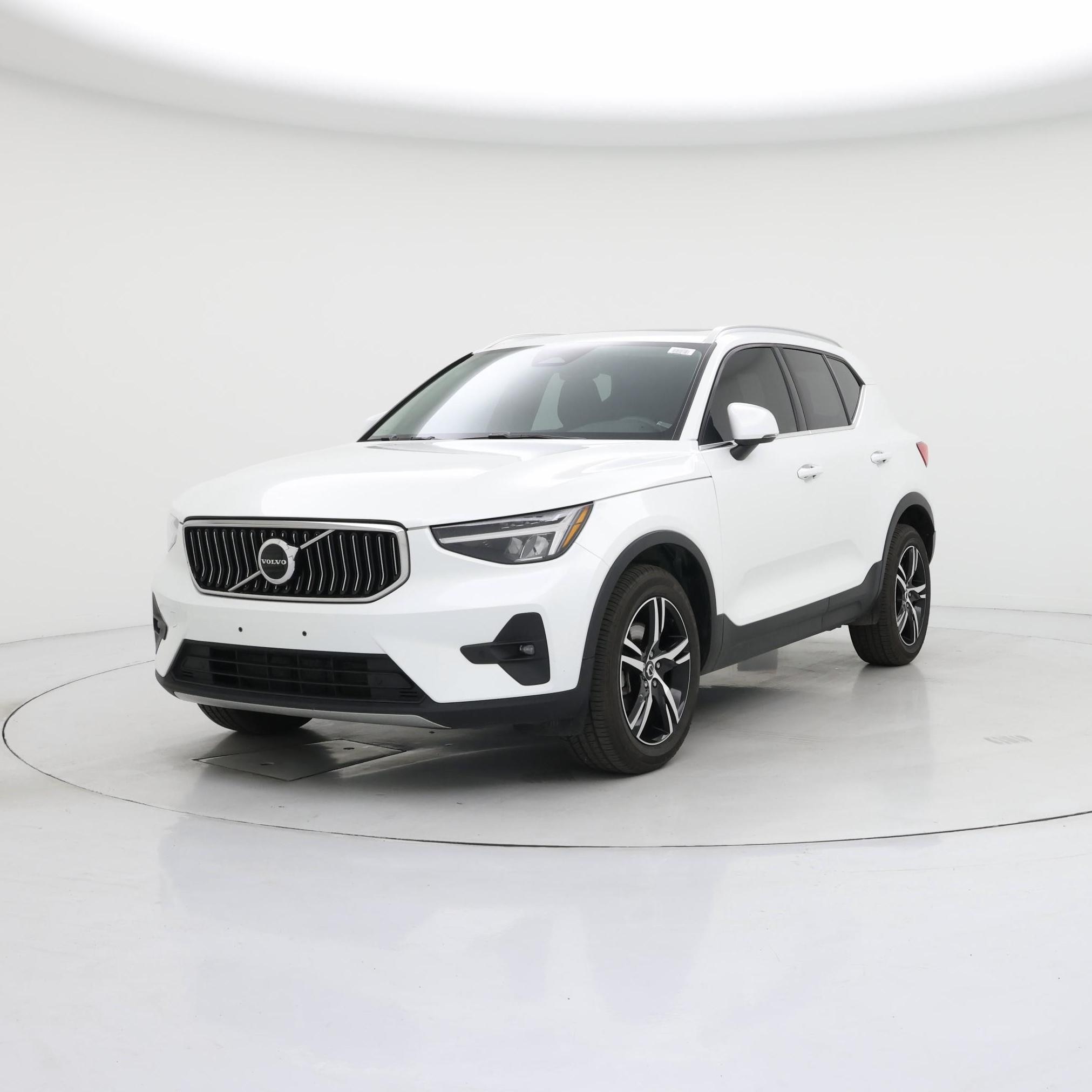 Thumbnail: 2023 Volvo XC40 - 4