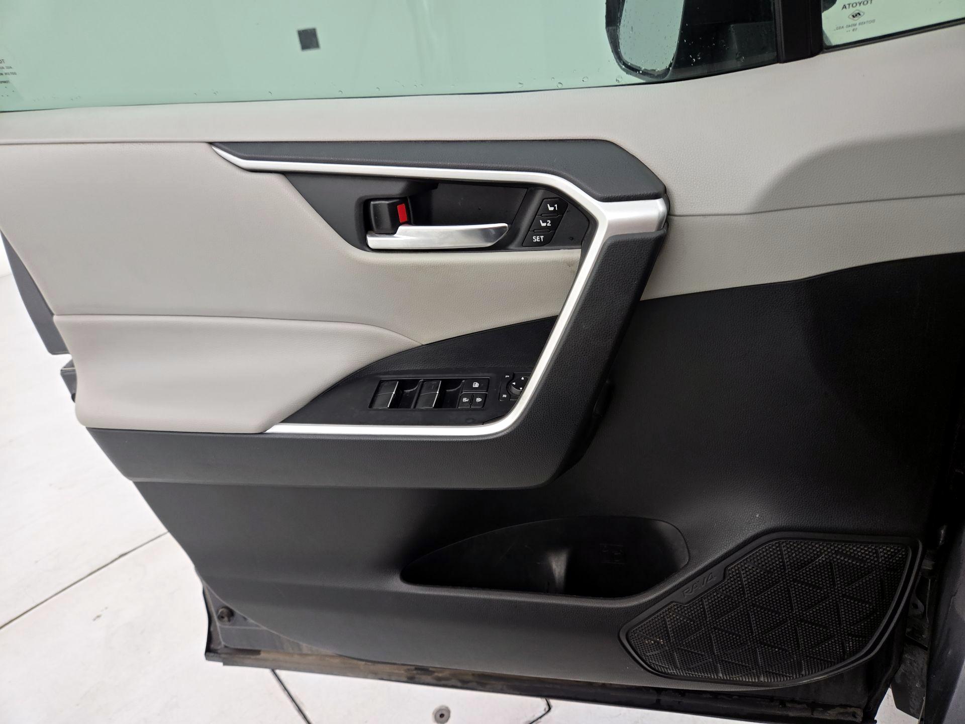 Thumbnail: 2020 Toyota RAV4 - 12