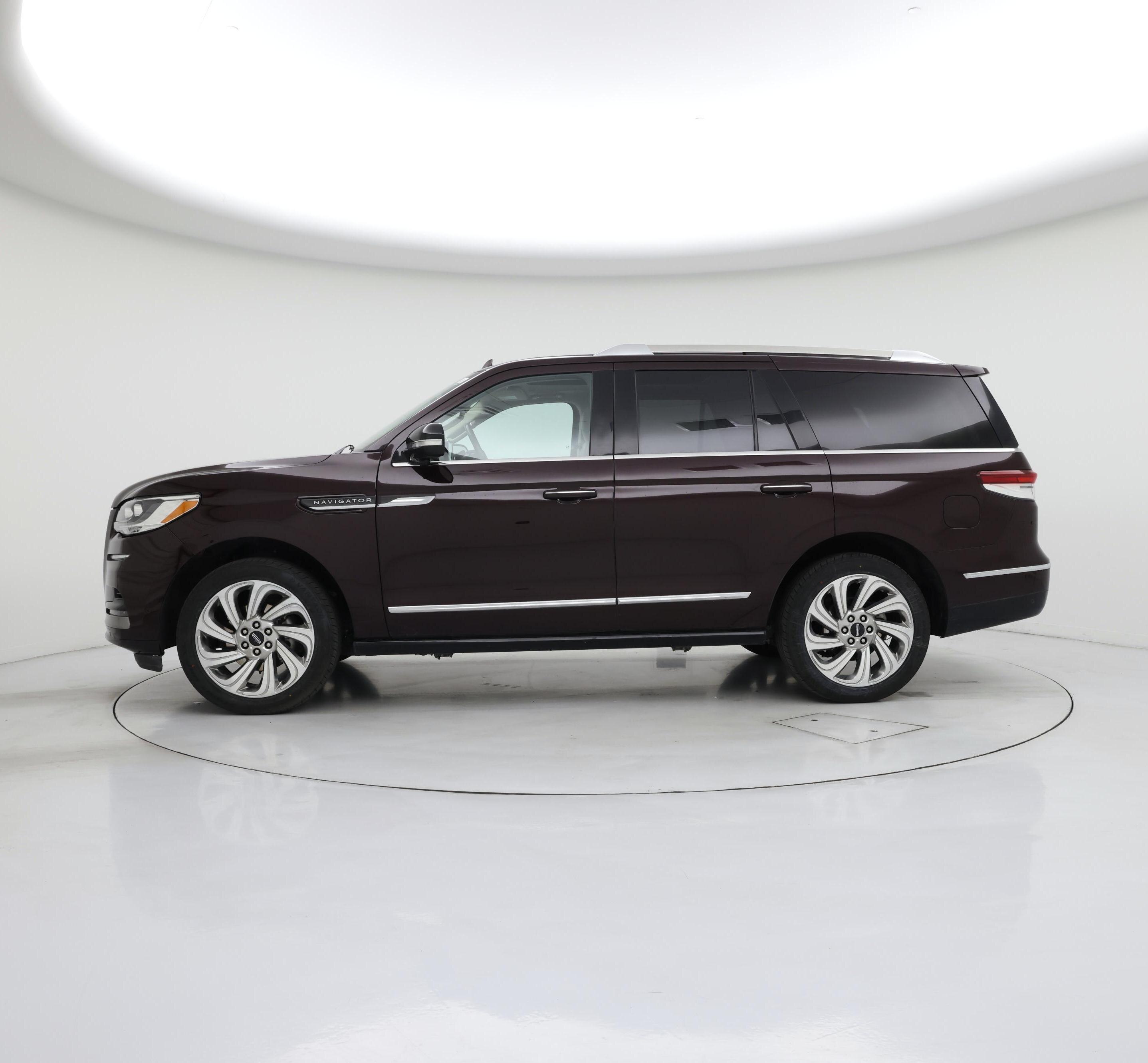 Thumbnail: 2024 Lincoln Navigator - 3