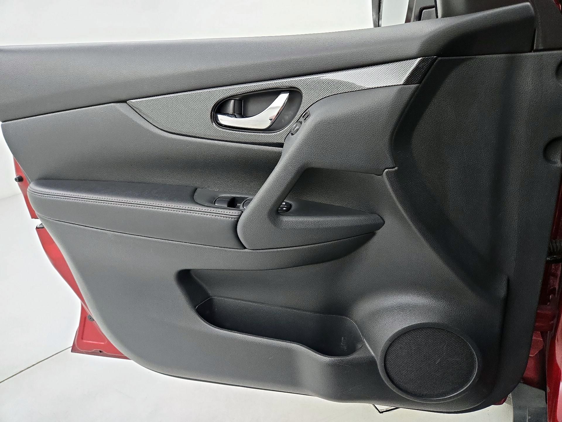 Thumbnail: 2015 Nissan Rogue - 12