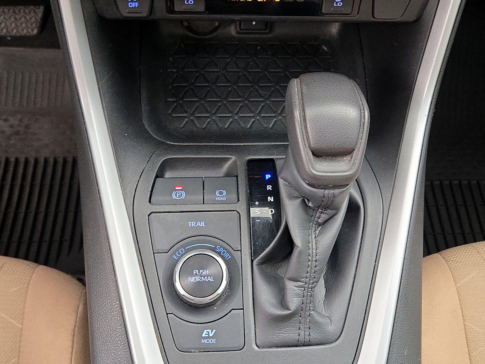 2022 Toyota RAV4 XLE - Photo 18