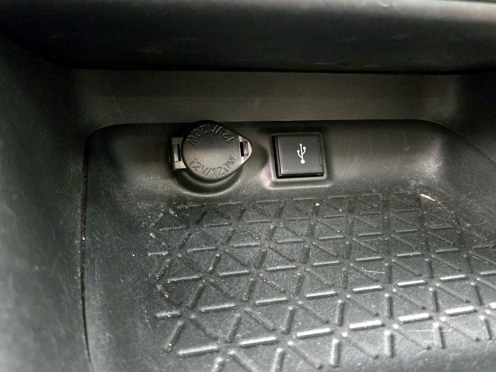 2022 Toyota RAV4 XLE - Photo 19