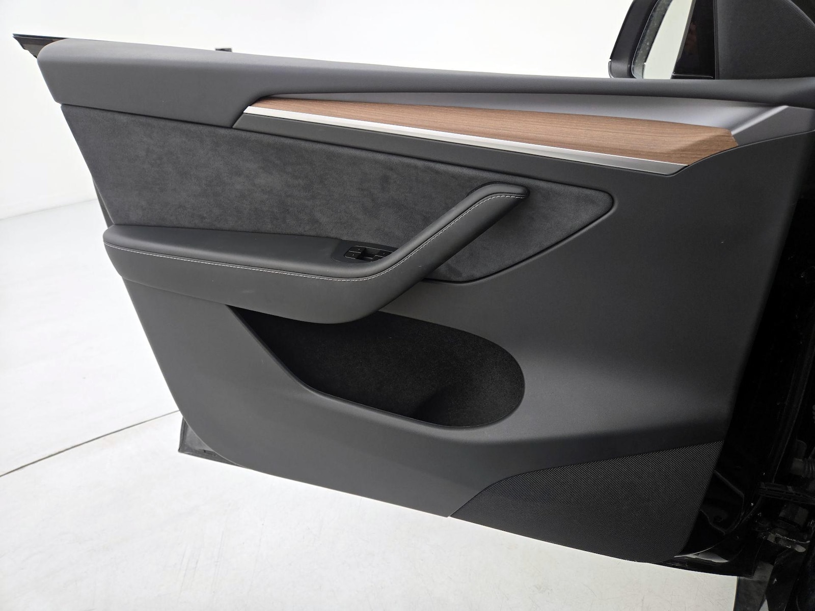 2025 Tesla Model Y Long Range - Photo 13
