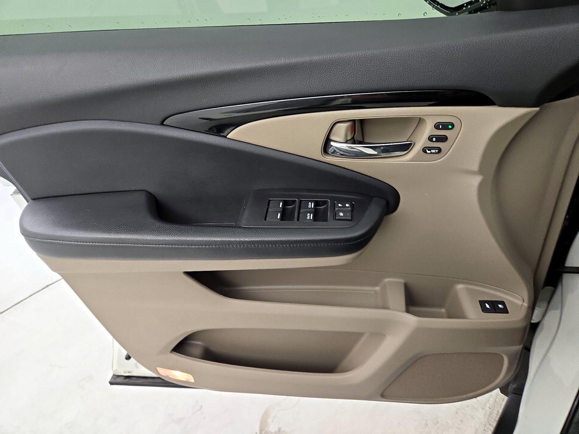 Thumbnail: 2018 Honda Pilot - 12