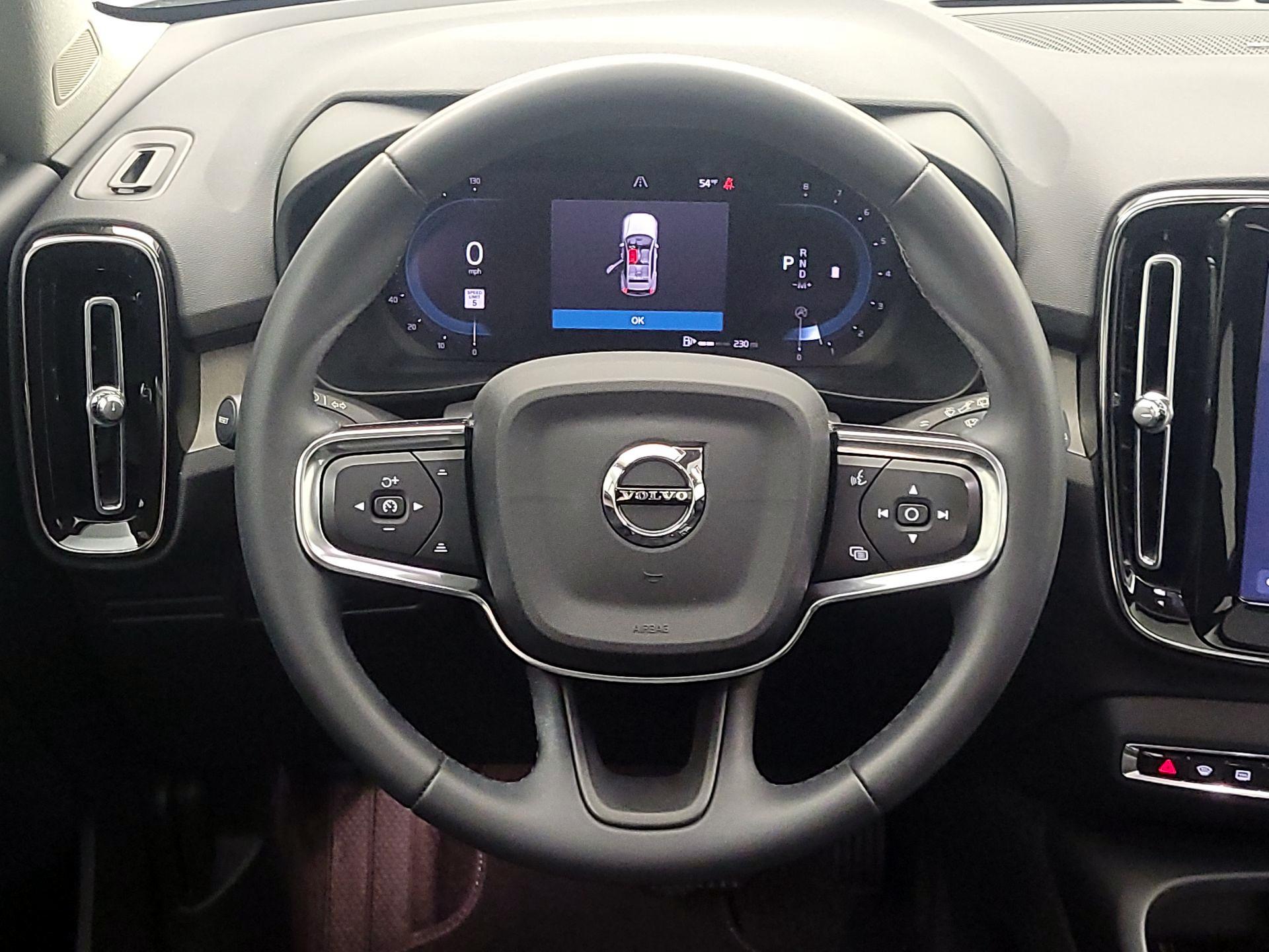 Thumbnail: 2023 Volvo XC40 - 10