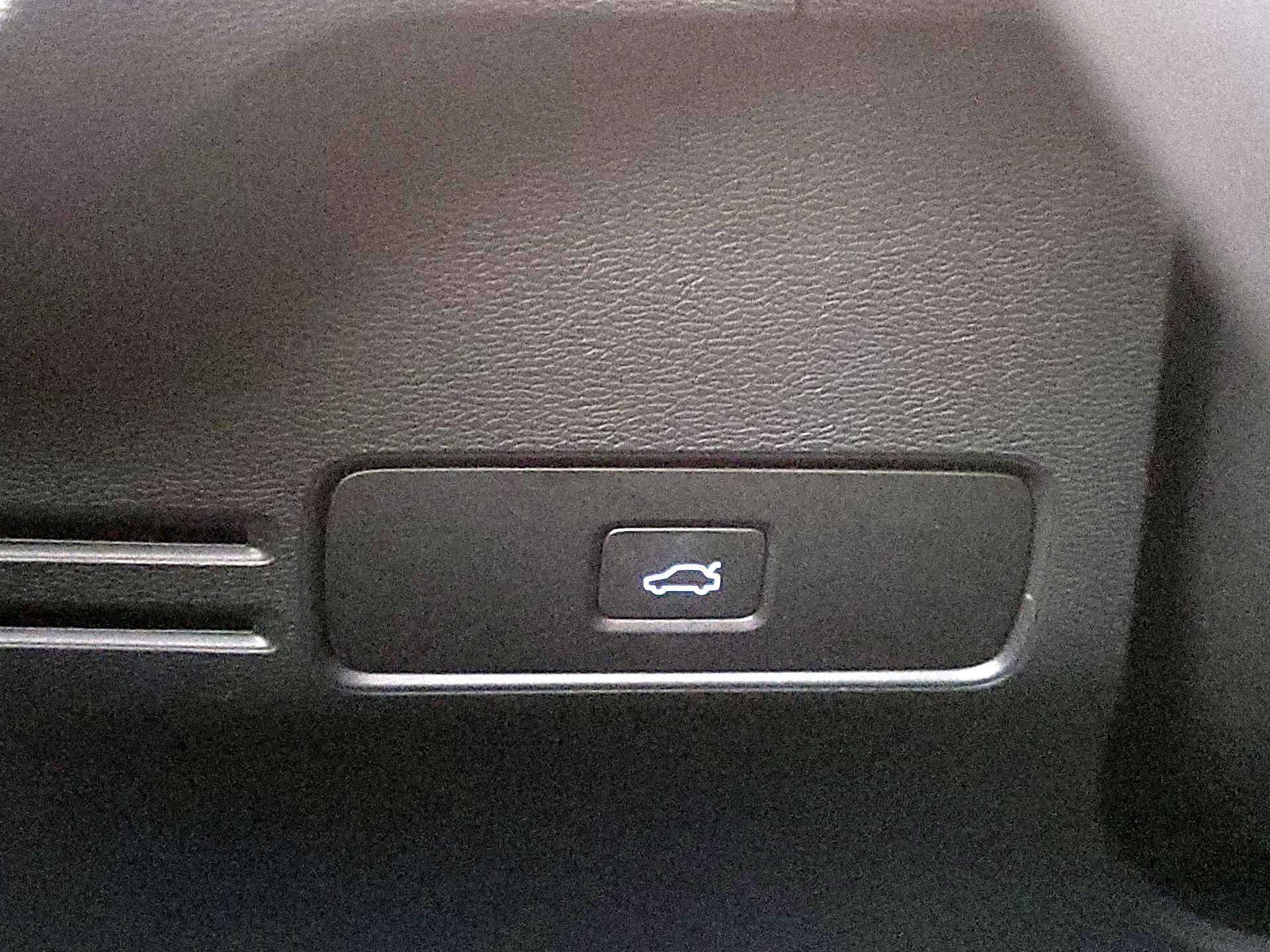 Thumbnail: 2023 Volvo XC40 - 13