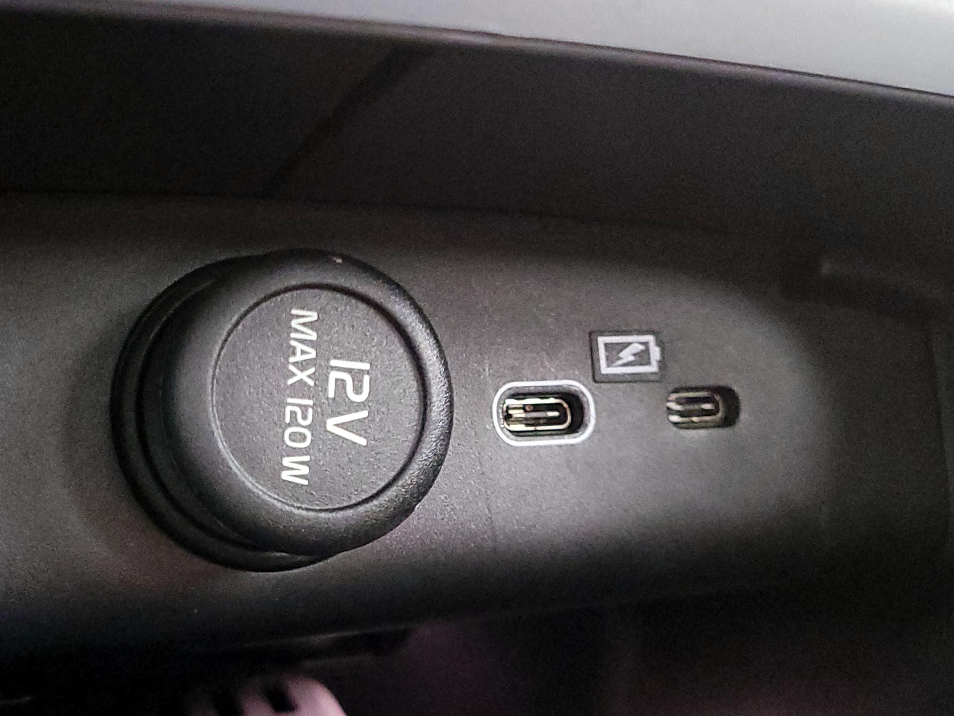 Thumbnail: 2023 Volvo XC40 - 19