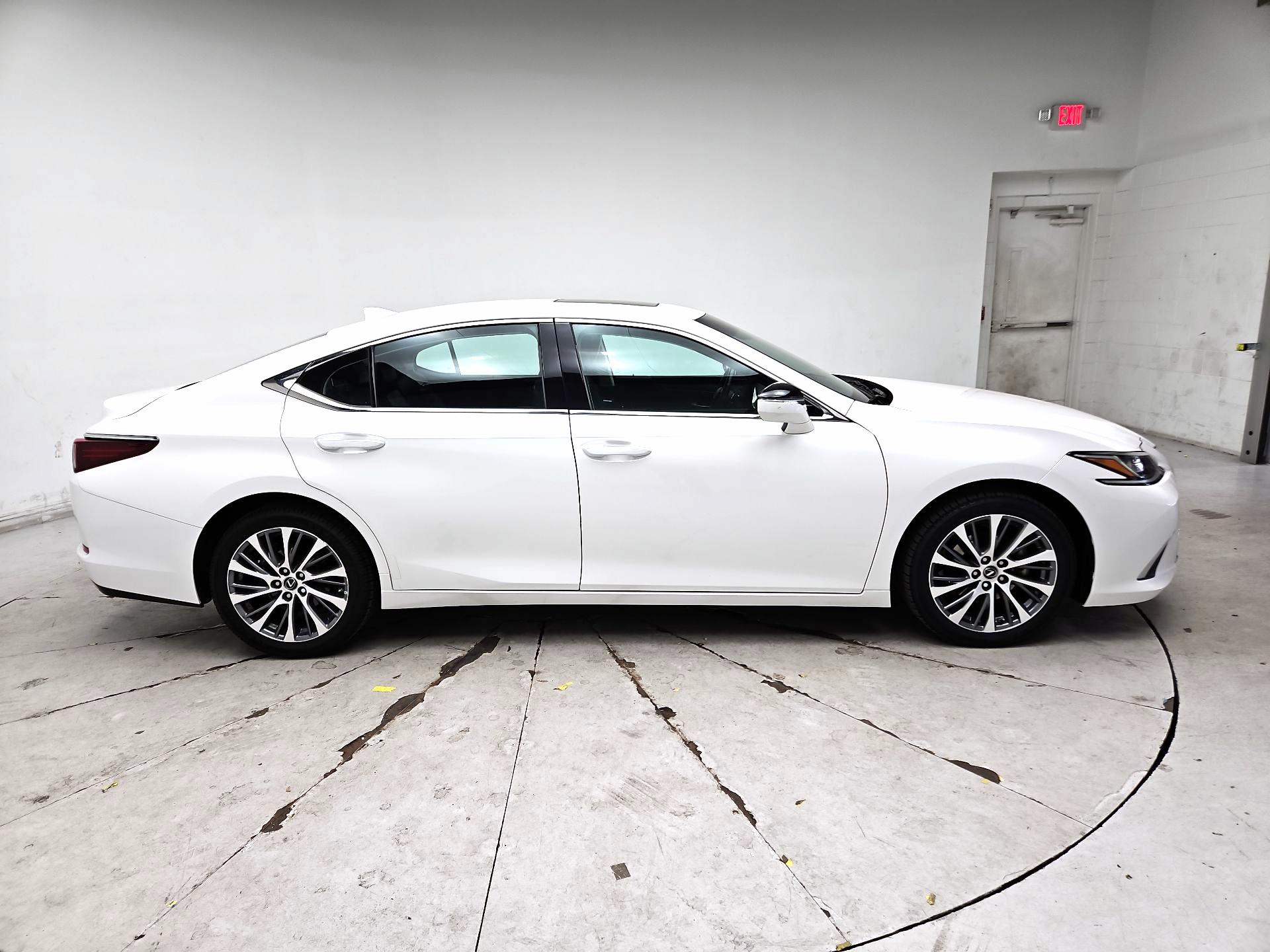 Thumbnail: 2020 Lexus ES - 4