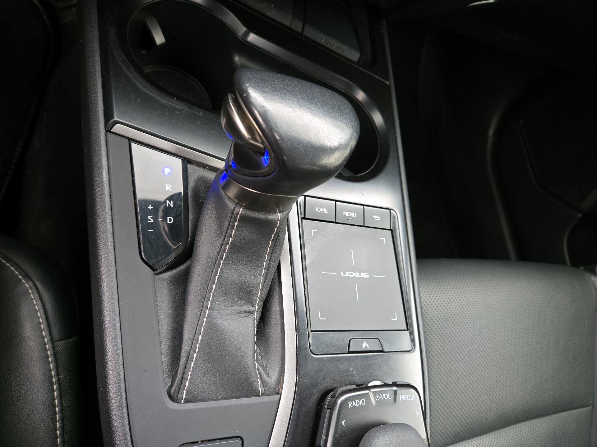 Thumbnail: 2019 Lexus UX - 17