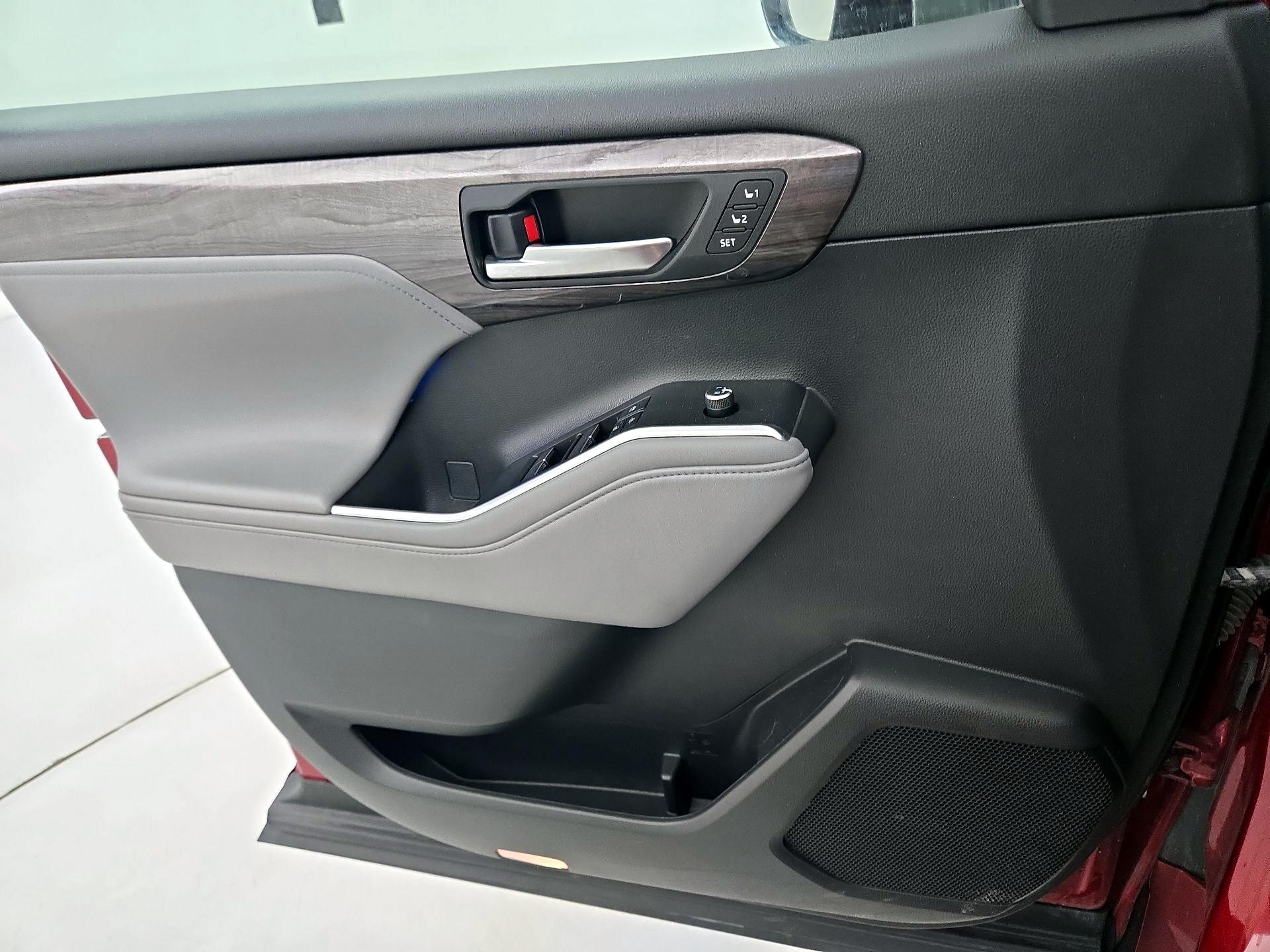 Thumbnail: 2021 Toyota Highlander - 12