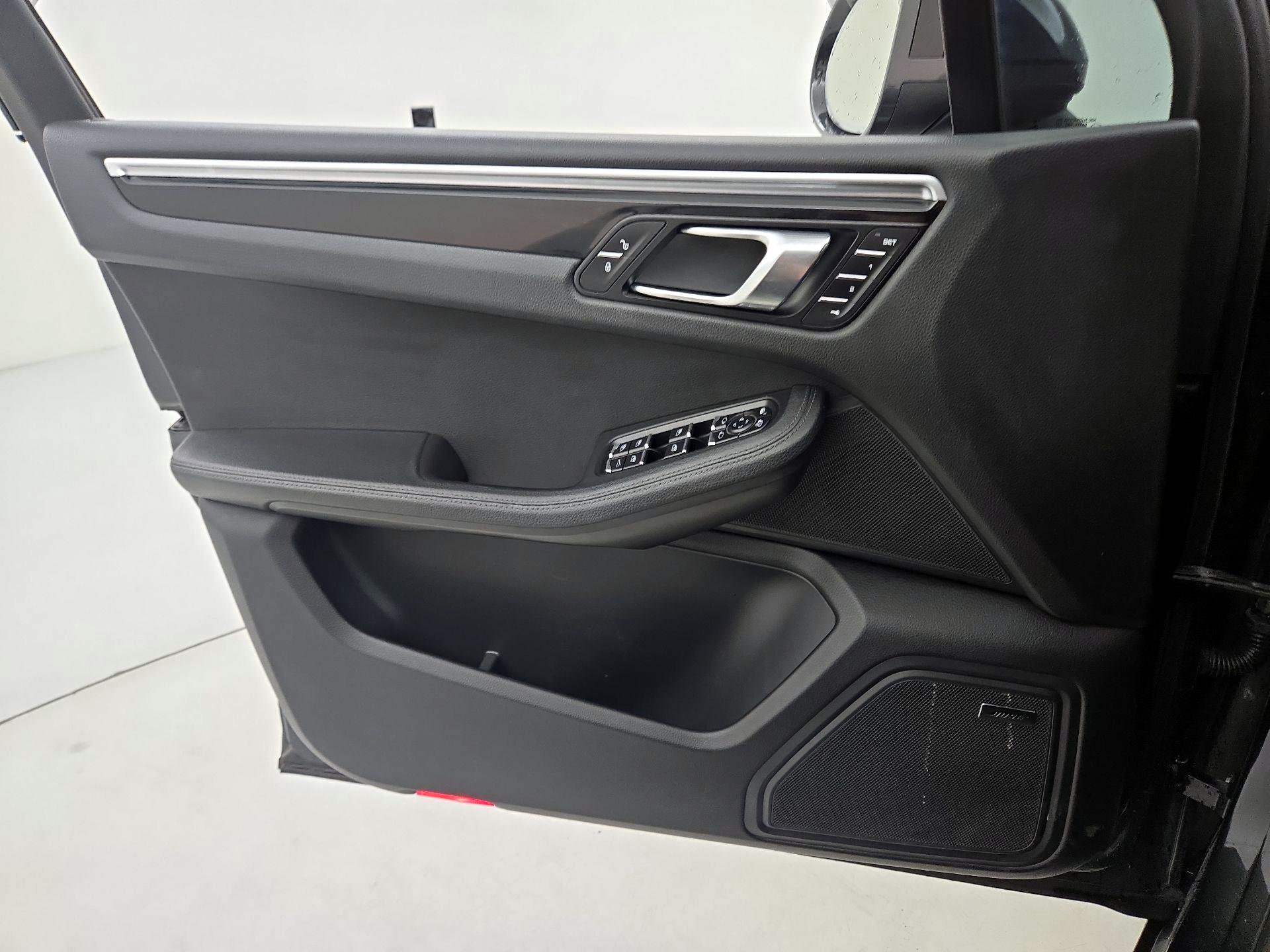 Thumbnail: 2017 Porsche Macan - 12