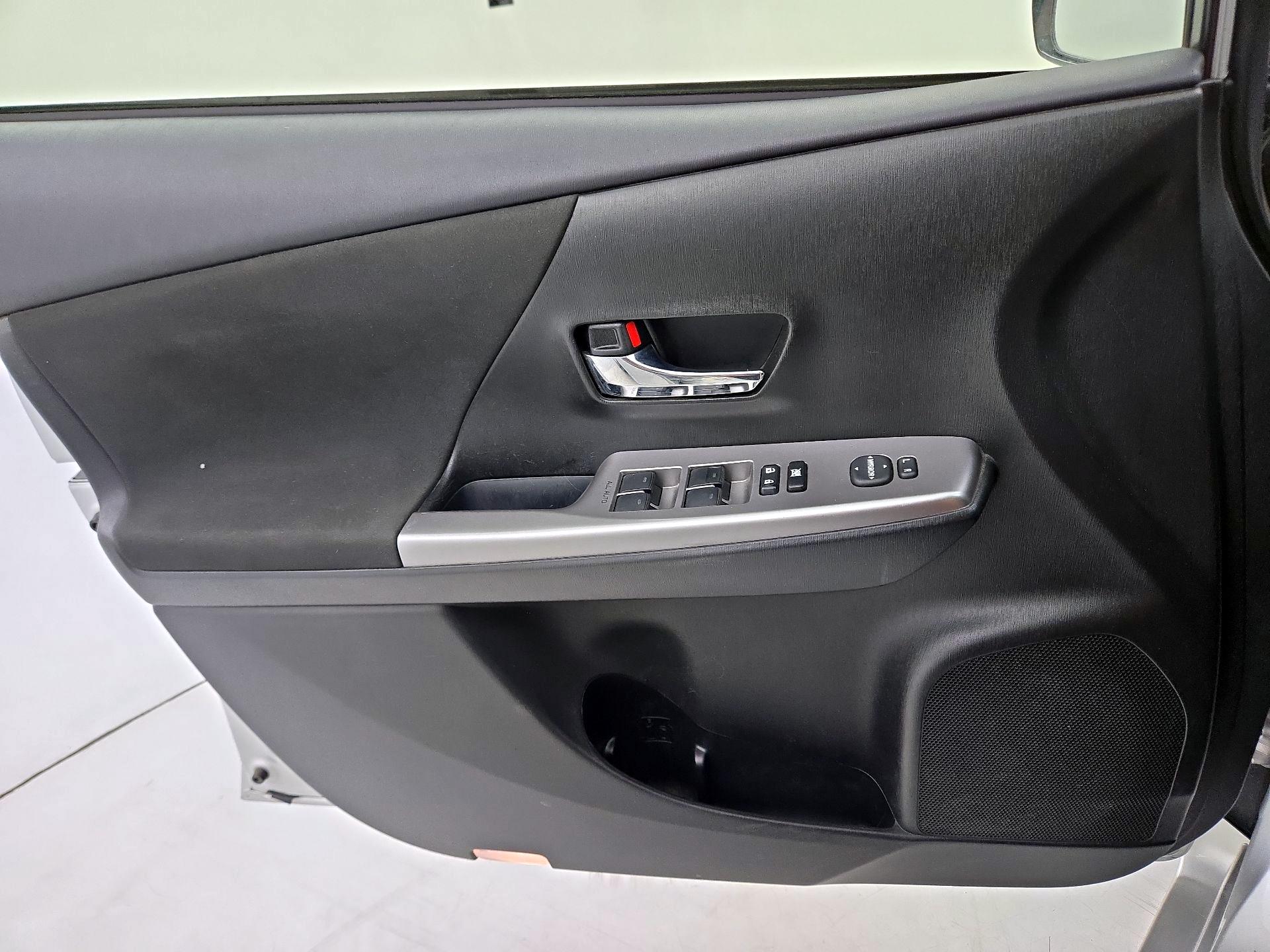 Thumbnail: 2017 Toyota Prius v - 12