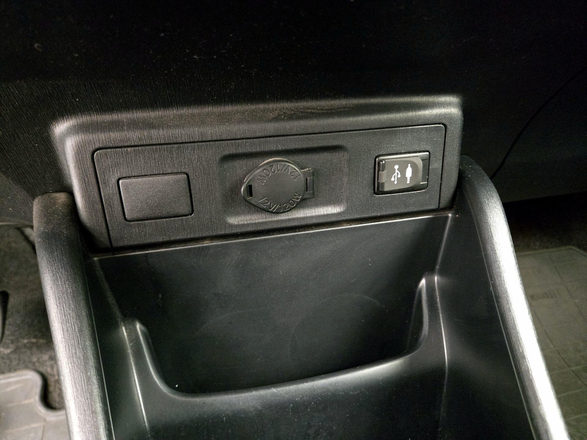 Thumbnail: 2017 Toyota Prius v - 18