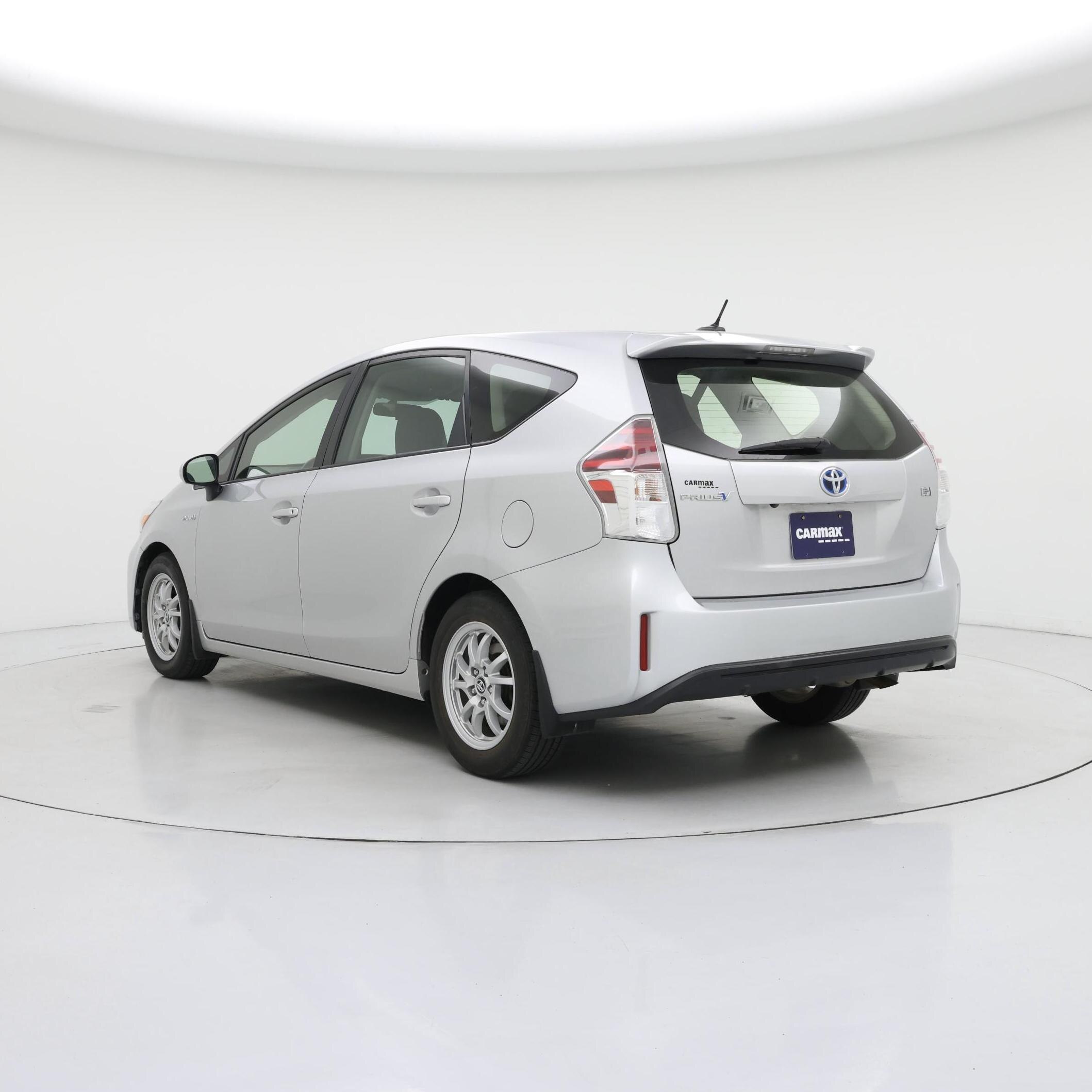 Thumbnail: 2017 Toyota Prius v - 2