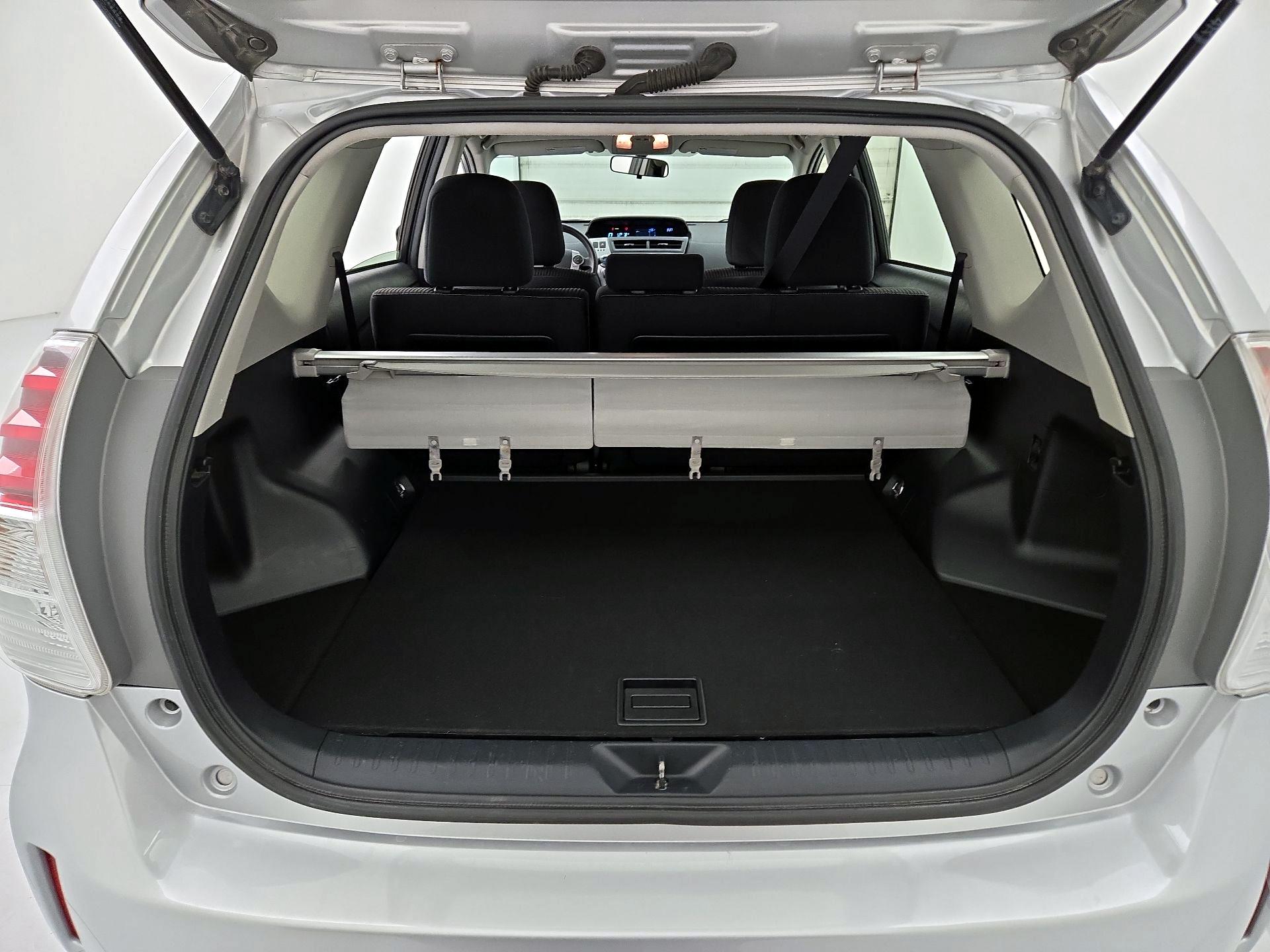 Thumbnail: 2017 Toyota Prius v - 20