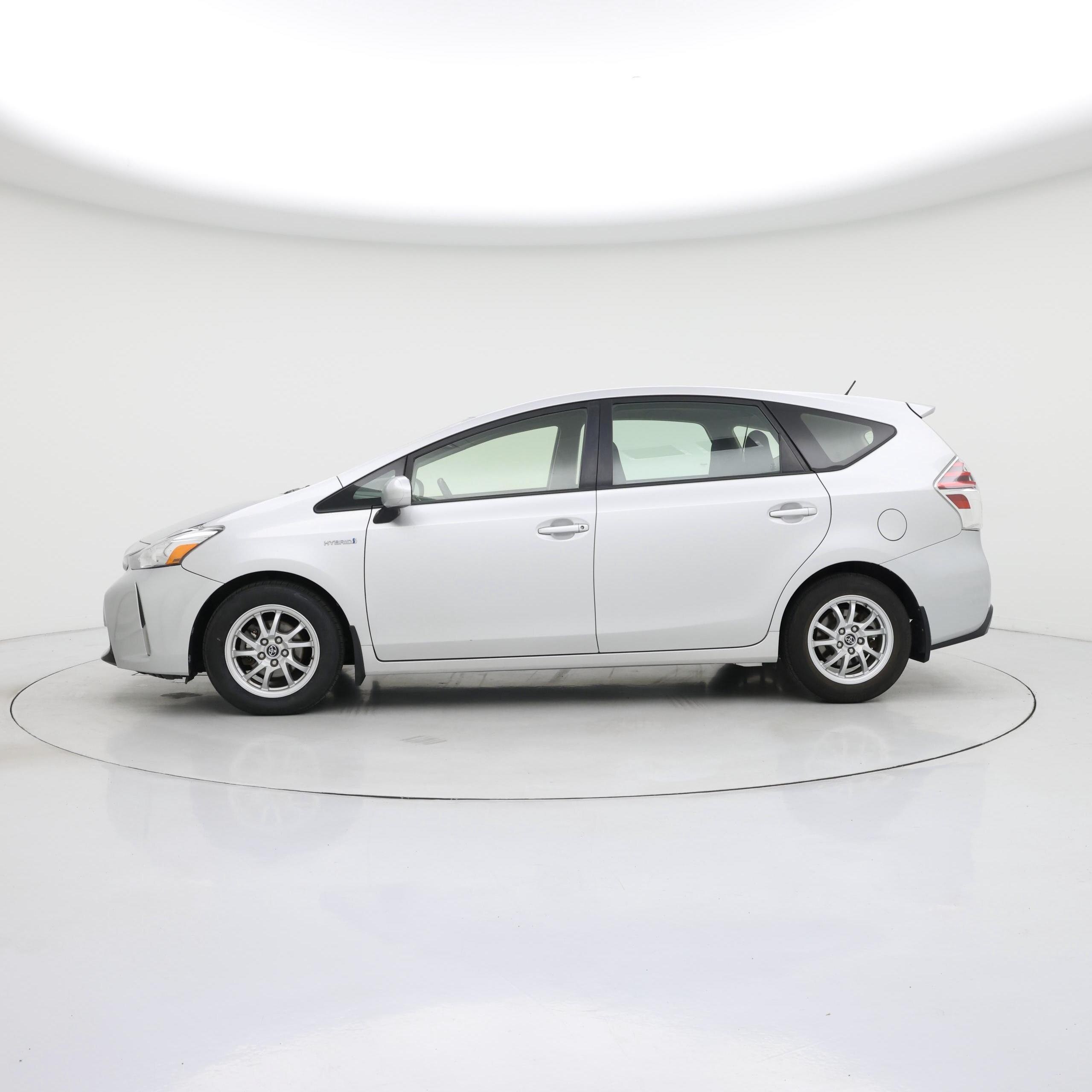 Thumbnail: 2017 Toyota Prius v - 3