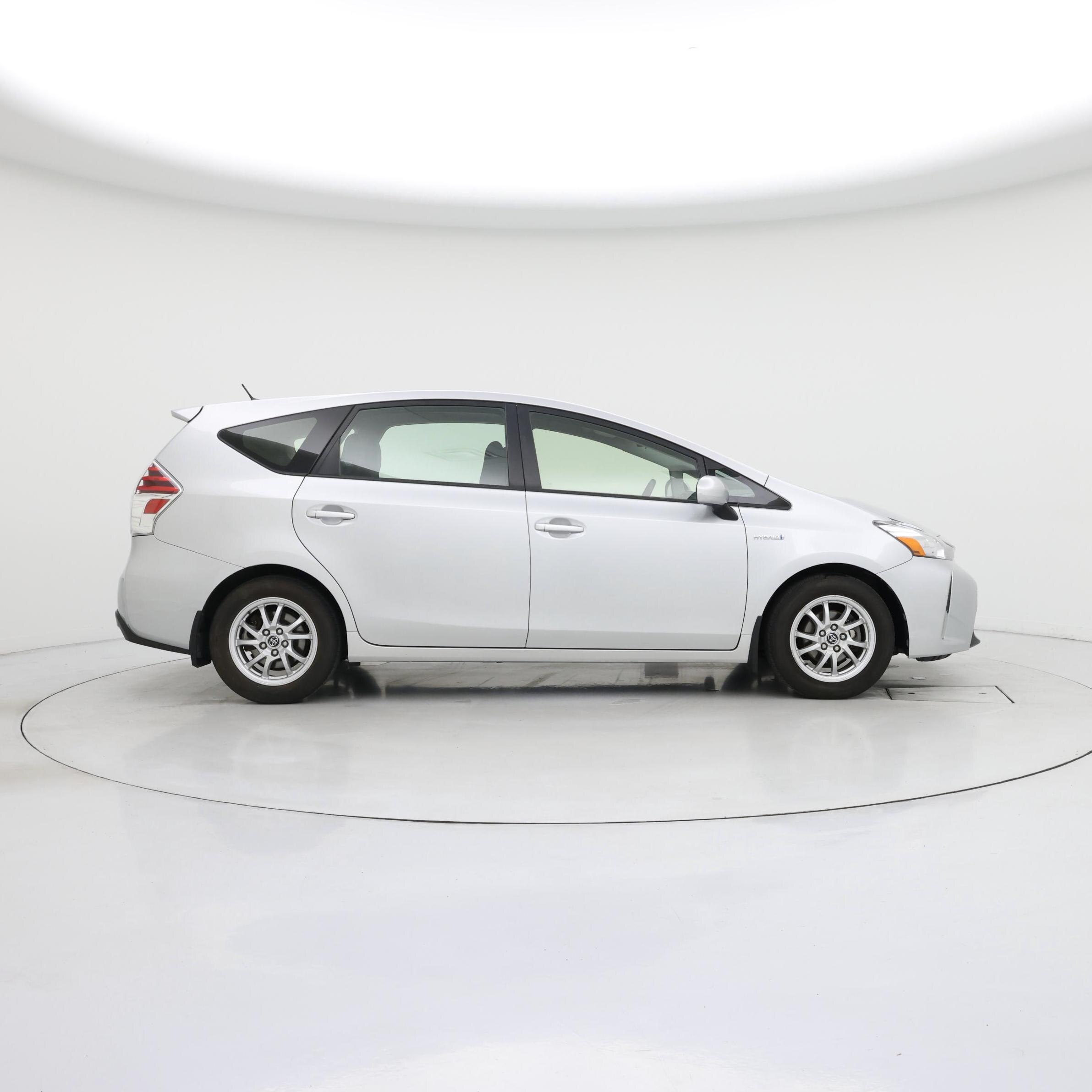 Thumbnail: 2017 Toyota Prius v - 7