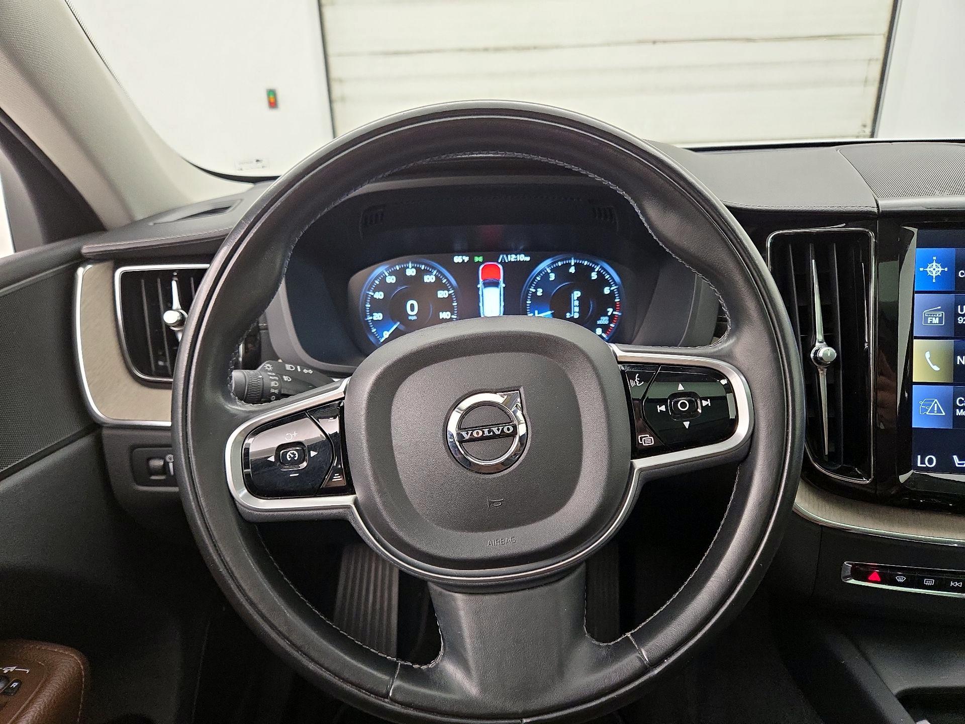 Thumbnail: 2018 Volvo XC60 - 10