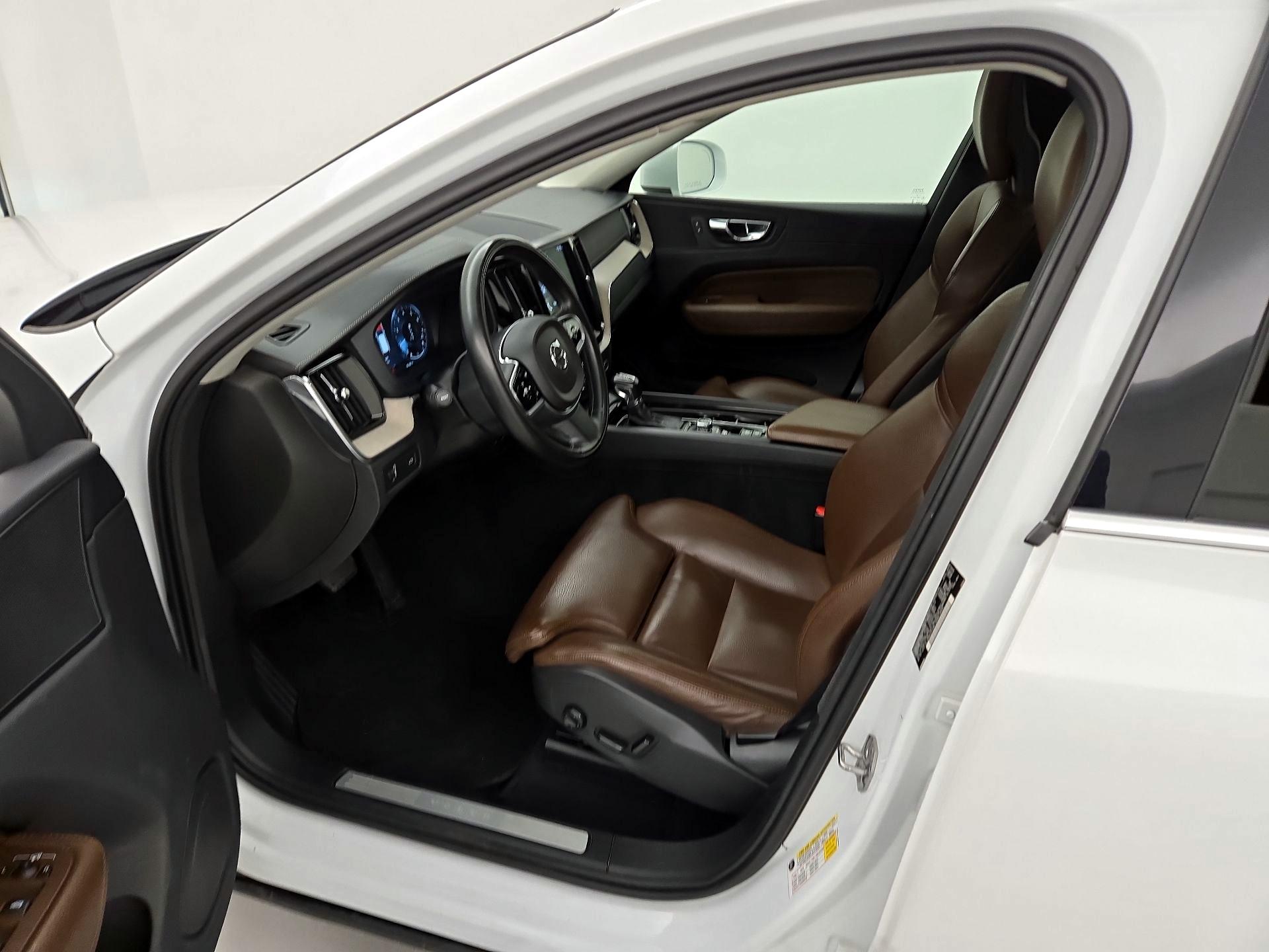 Thumbnail: 2018 Volvo XC60 - 11