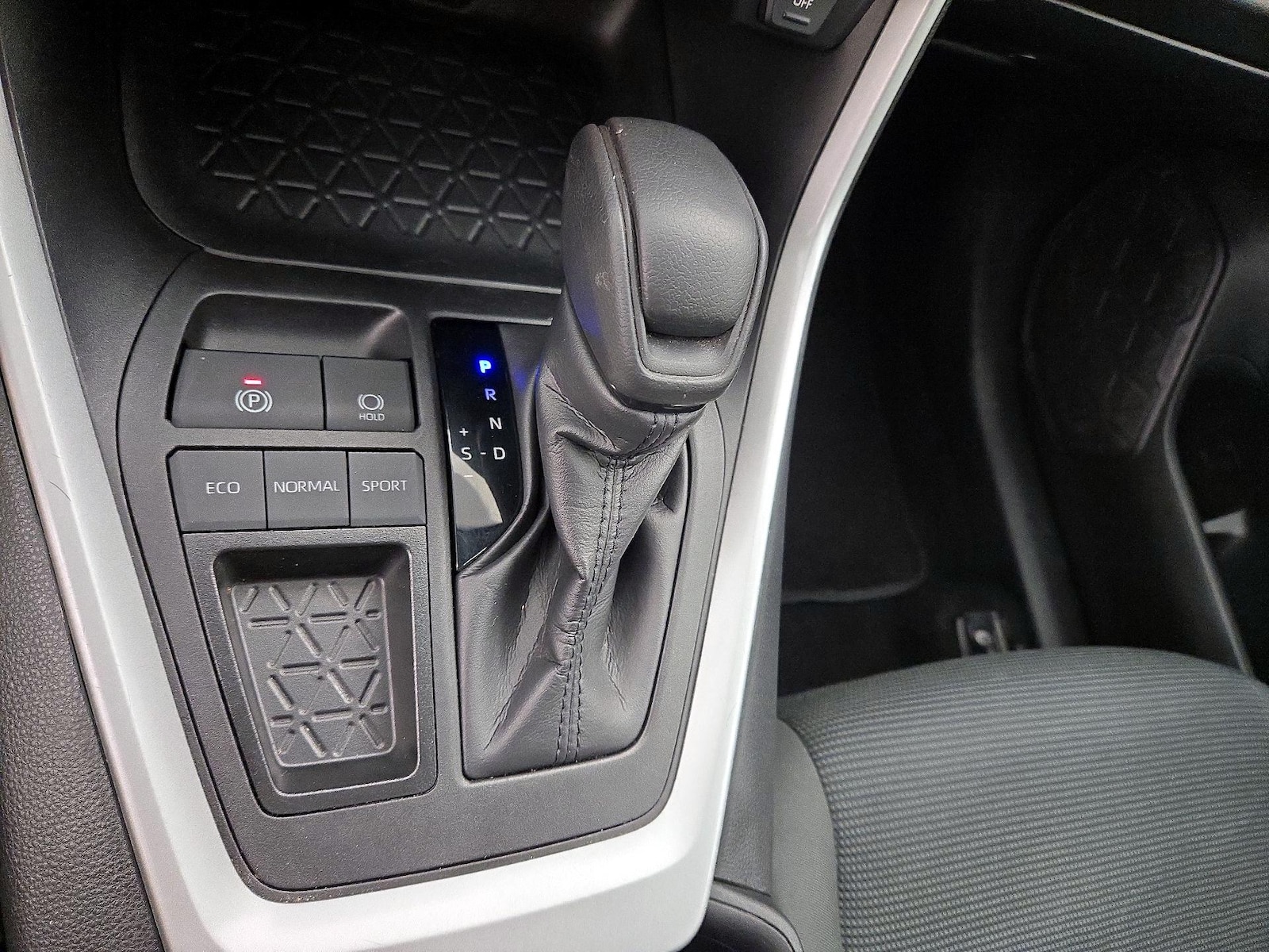 2024 Toyota RAV4 LE - Photo 18