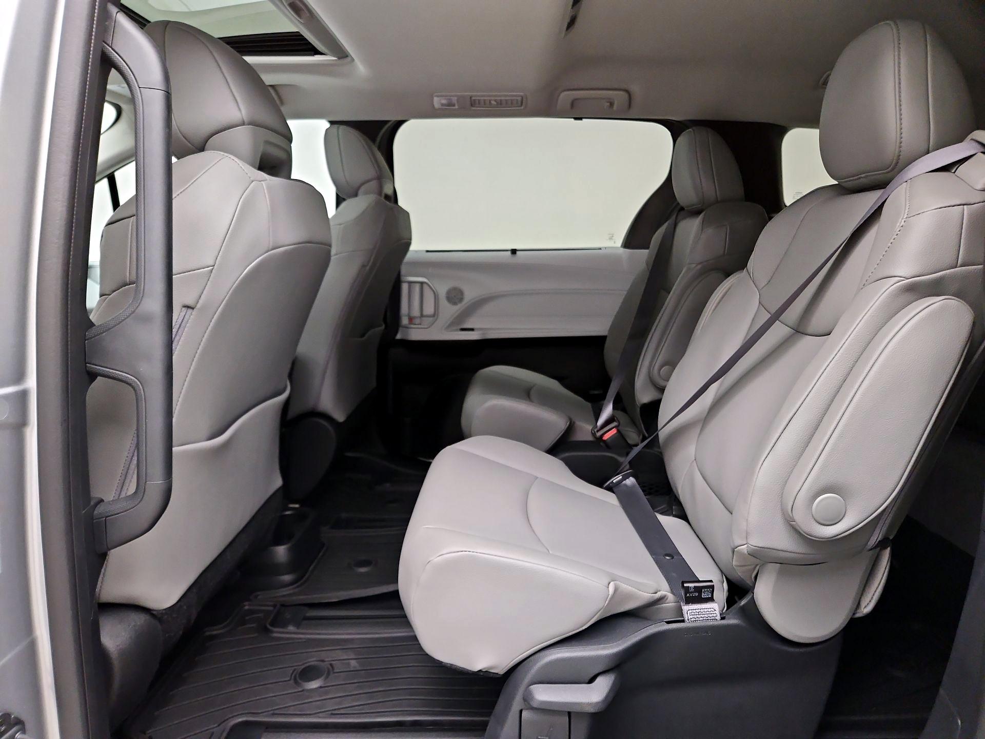 Thumbnail: 2025 Toyota Sienna - 18