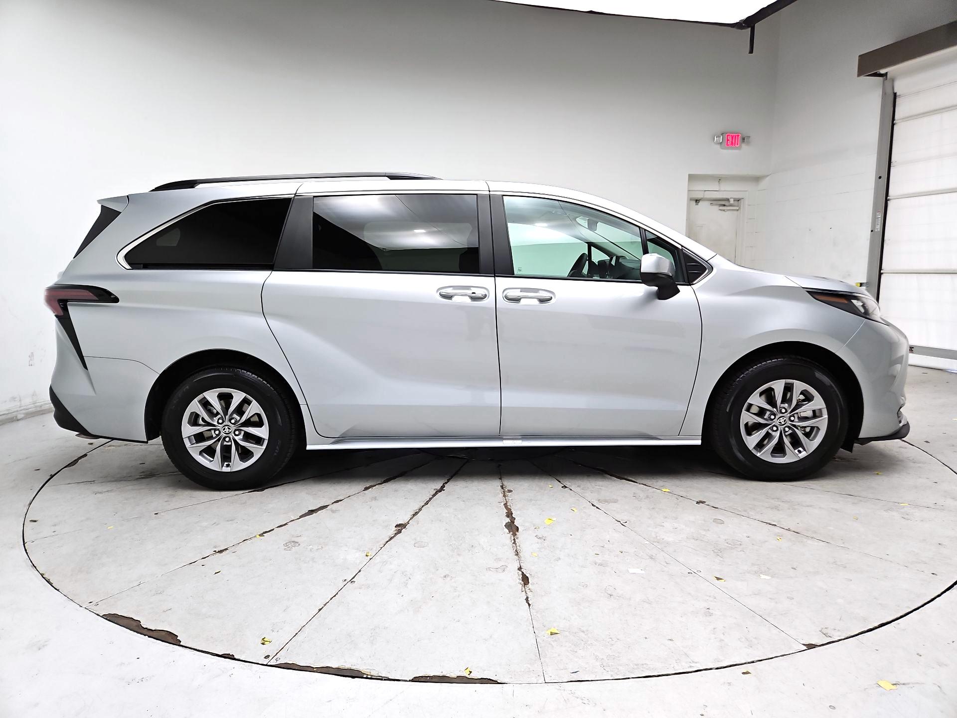 Thumbnail: 2025 Toyota Sienna - 4