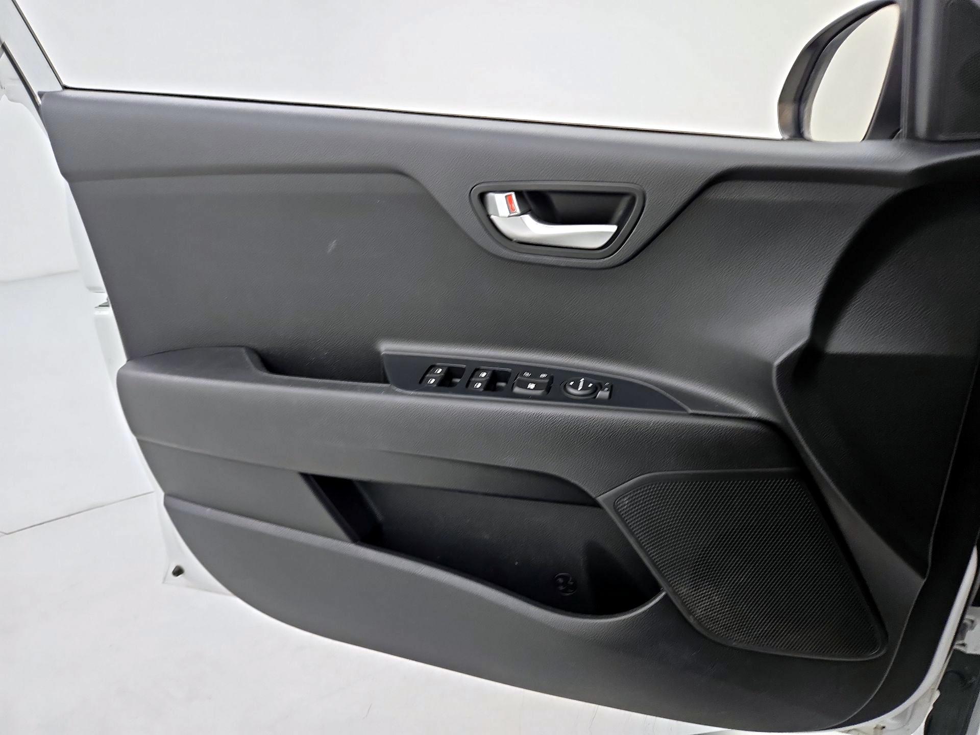 Thumbnail: 2019 Kia Rio - 12