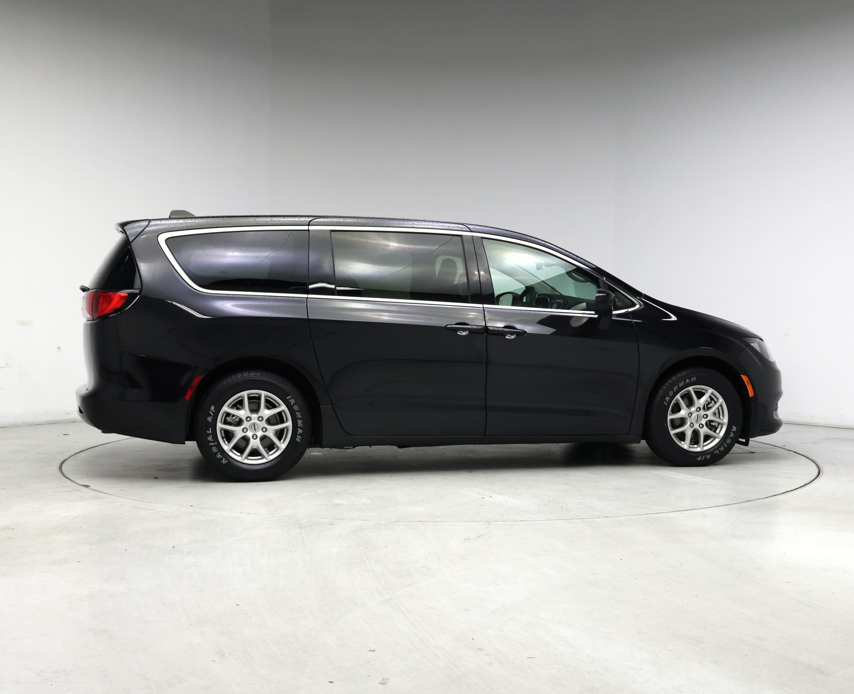 Thumbnail: 2023 Chrysler Voyager - 7