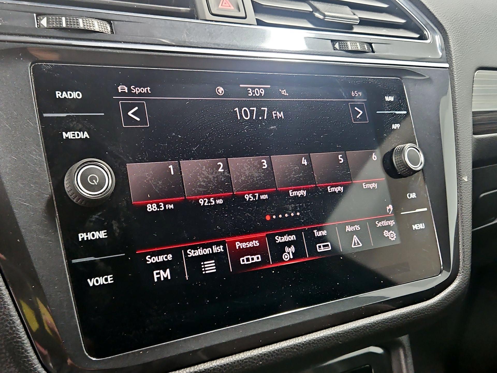 Thumbnail: 2022 Volkswagen Tiguan - 16