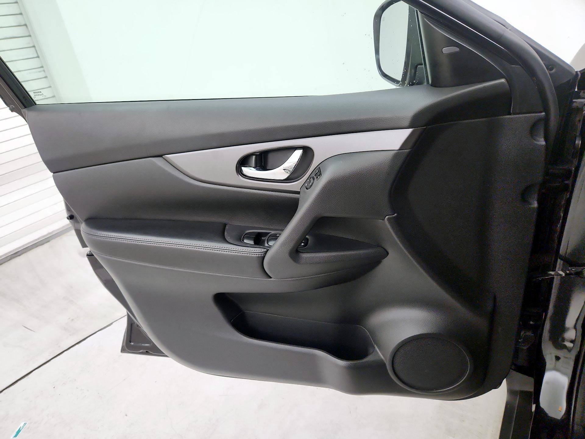 Thumbnail: 2015 Nissan Rogue - 12