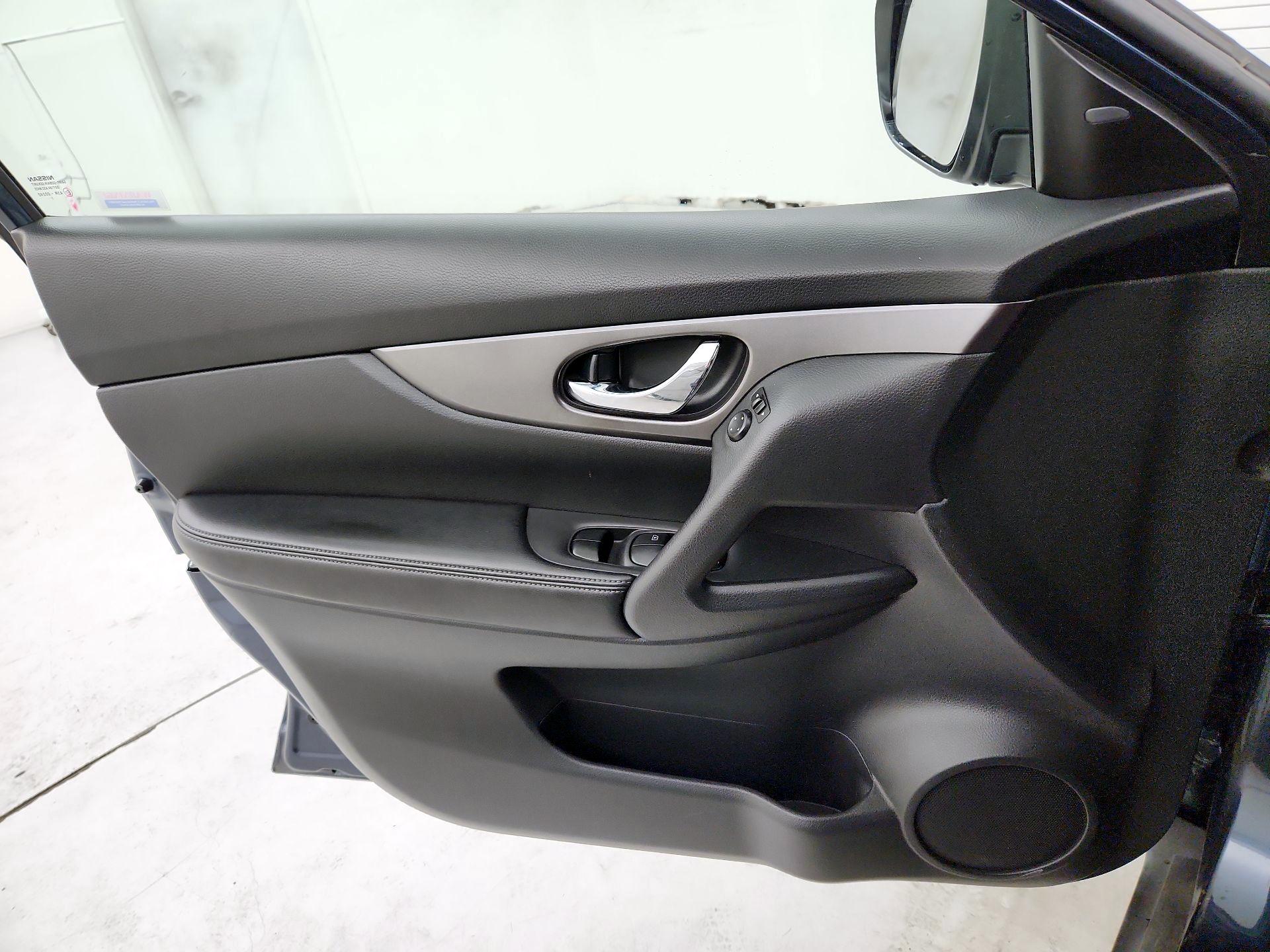 Thumbnail: 2016 Nissan Rogue - 12