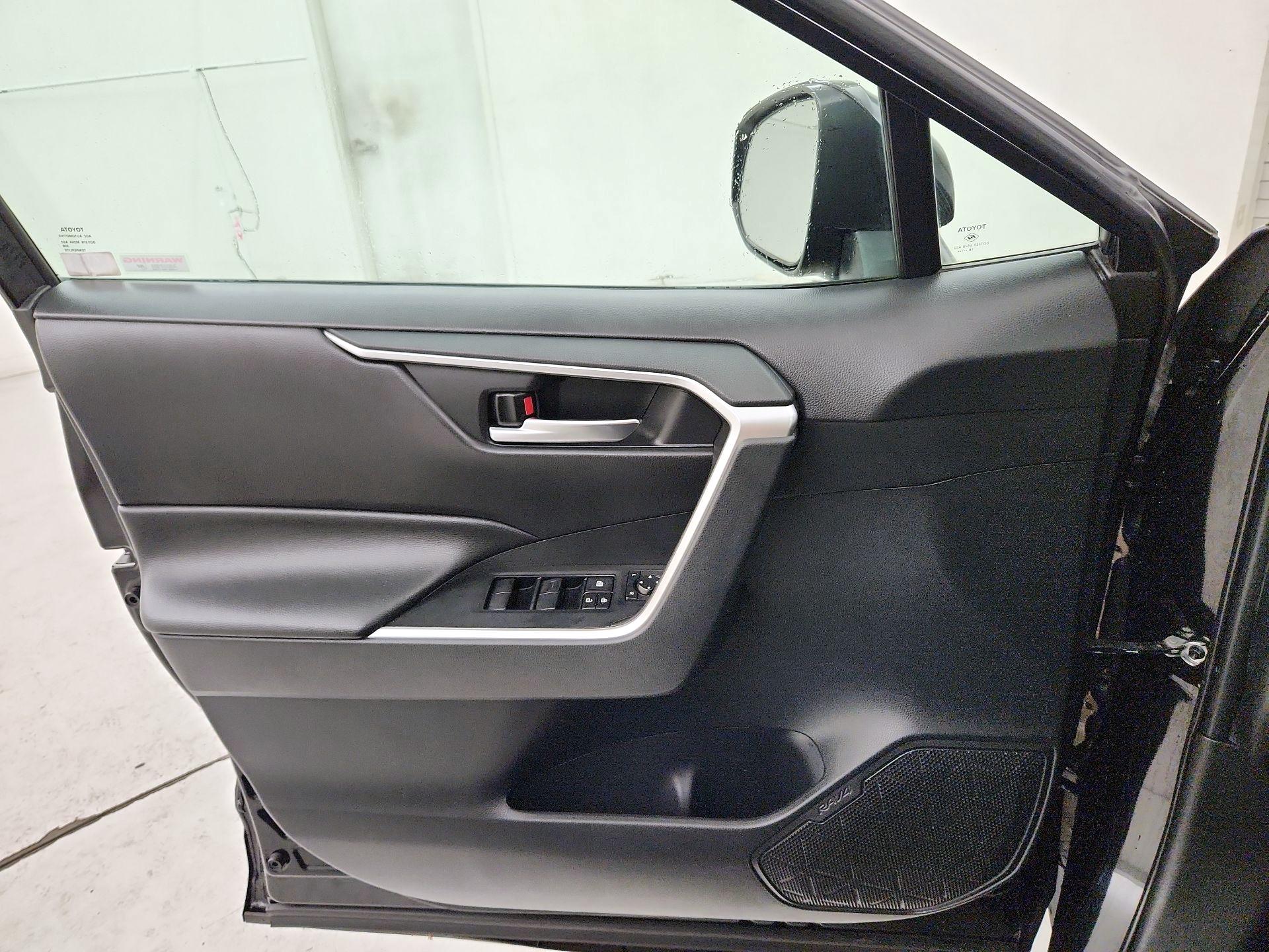 Thumbnail: 2019 Toyota RAV4 - 12