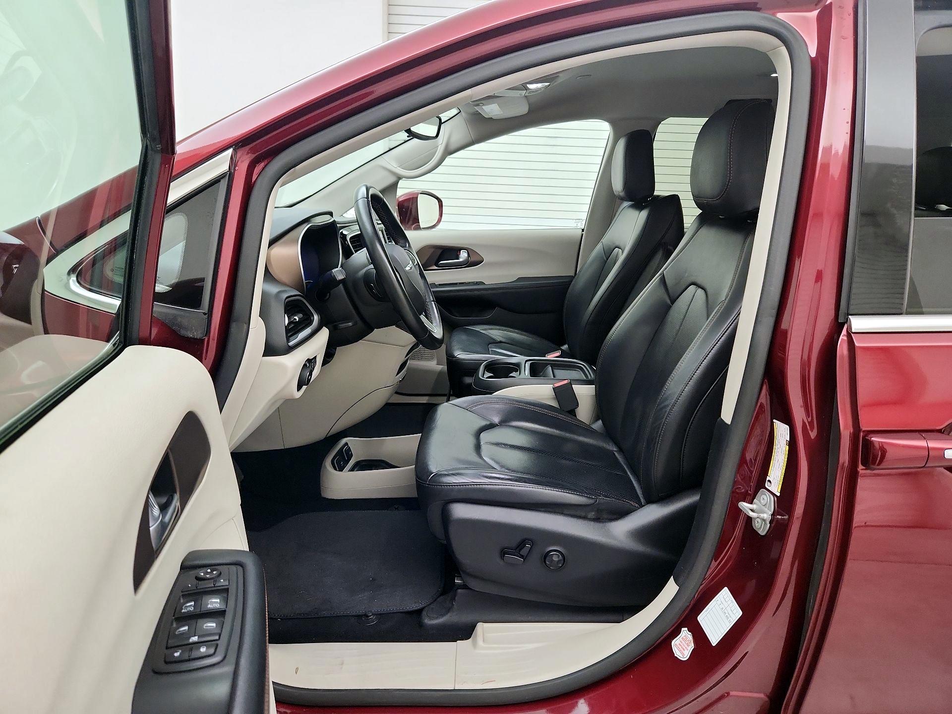 Thumbnail: 2018 Chrysler Pacifica - 11