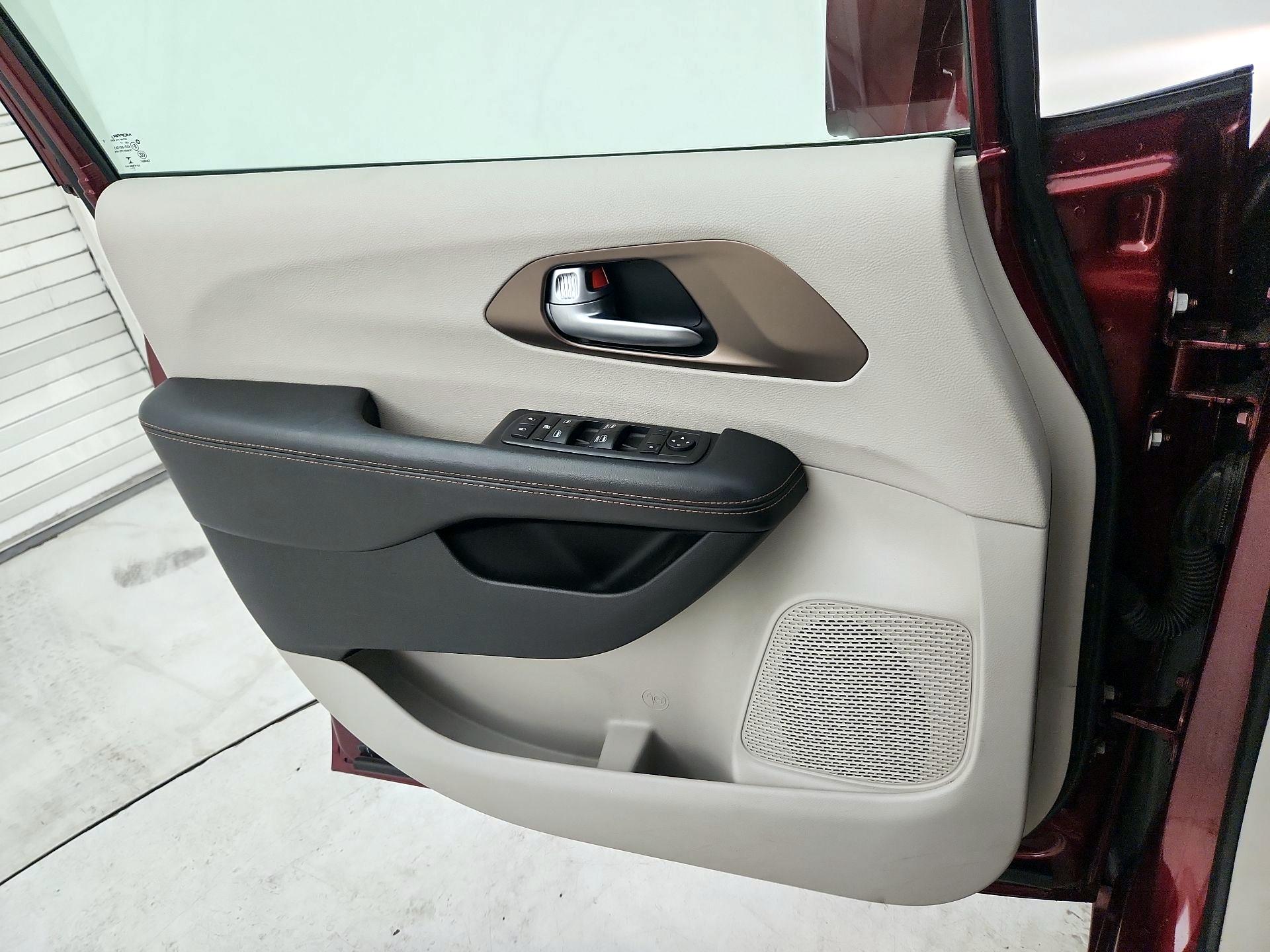 Thumbnail: 2018 Chrysler Pacifica - 12