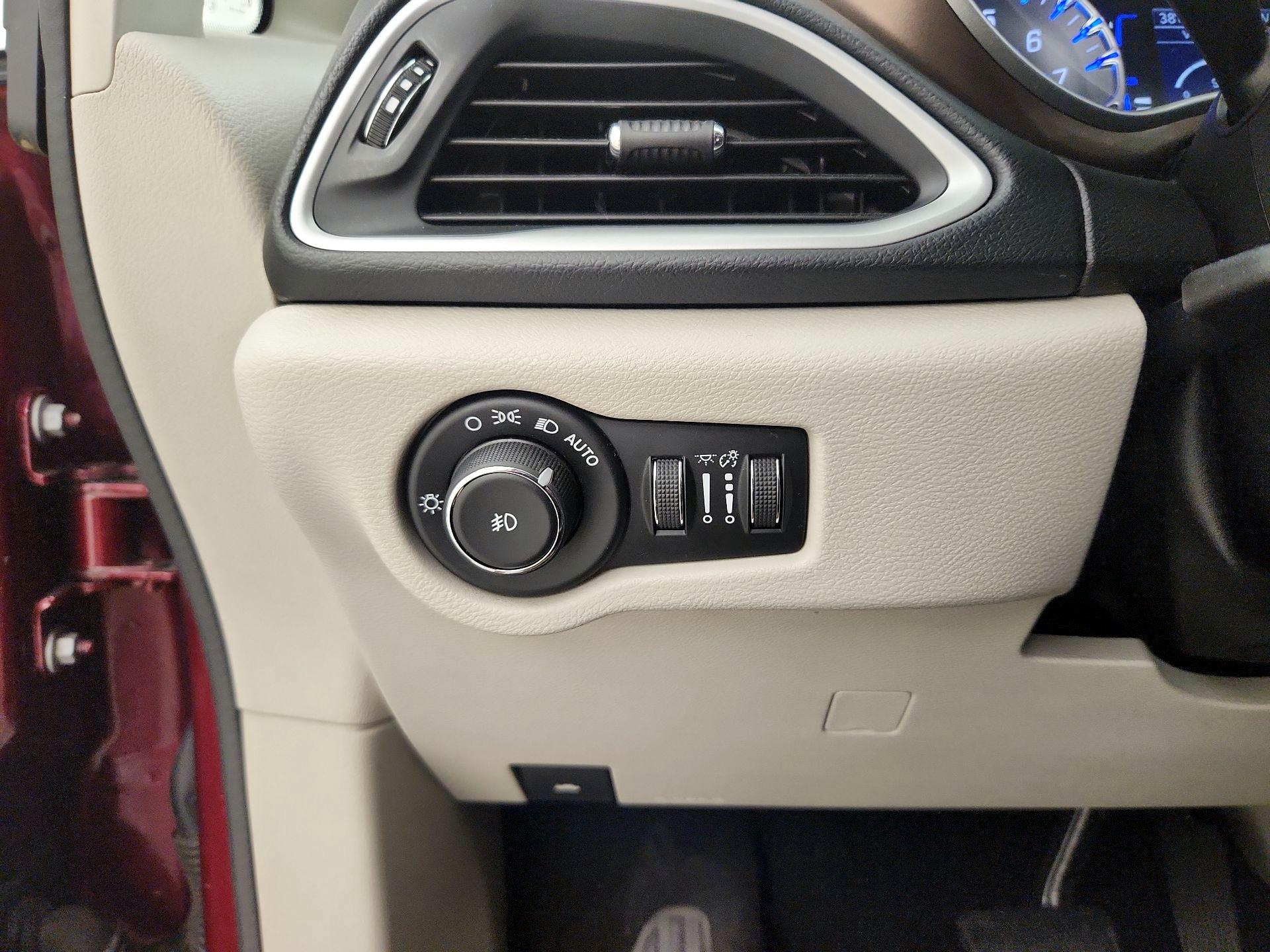 Thumbnail: 2018 Chrysler Pacifica - 13