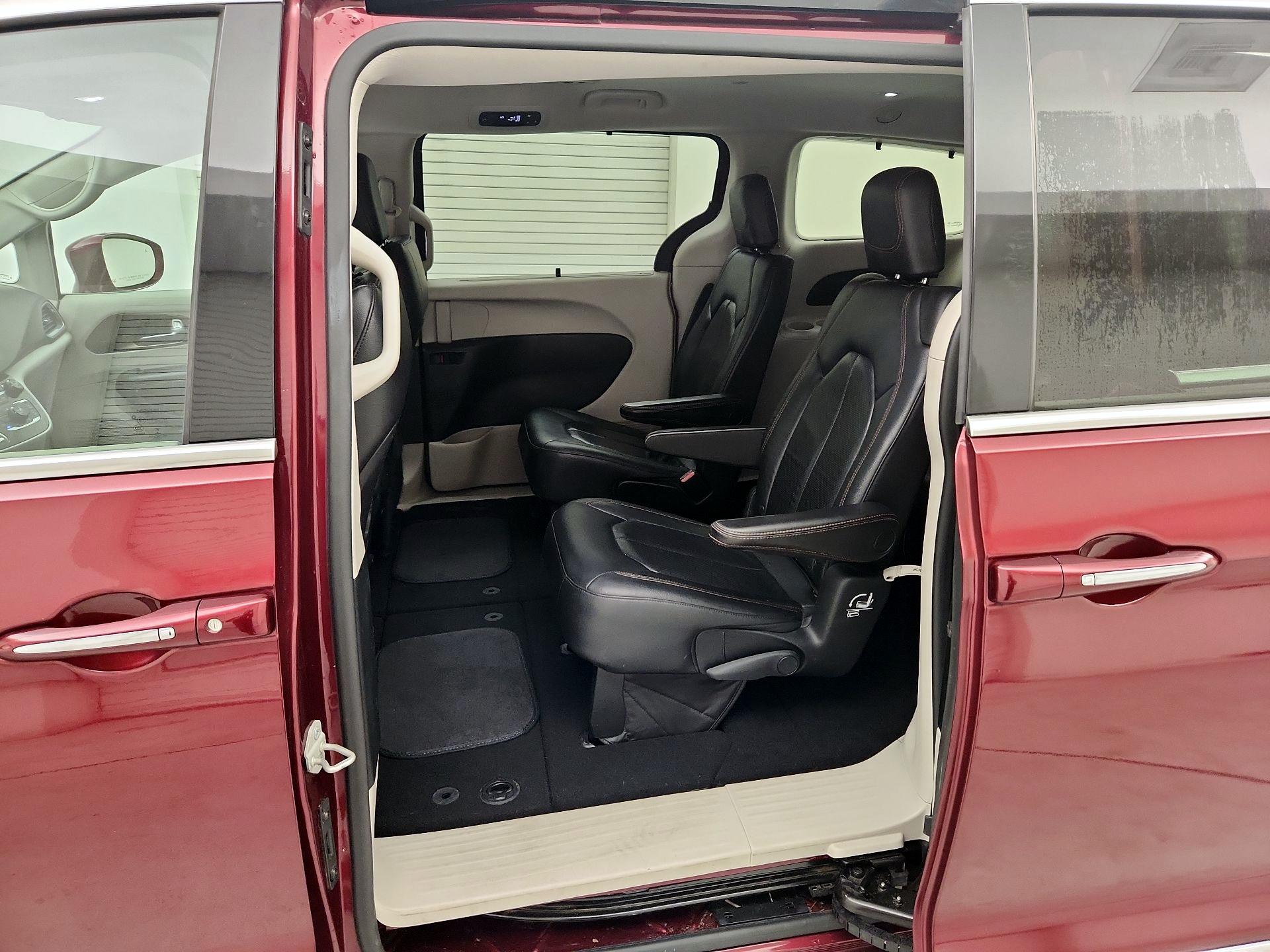 Thumbnail: 2018 Chrysler Pacifica - 19