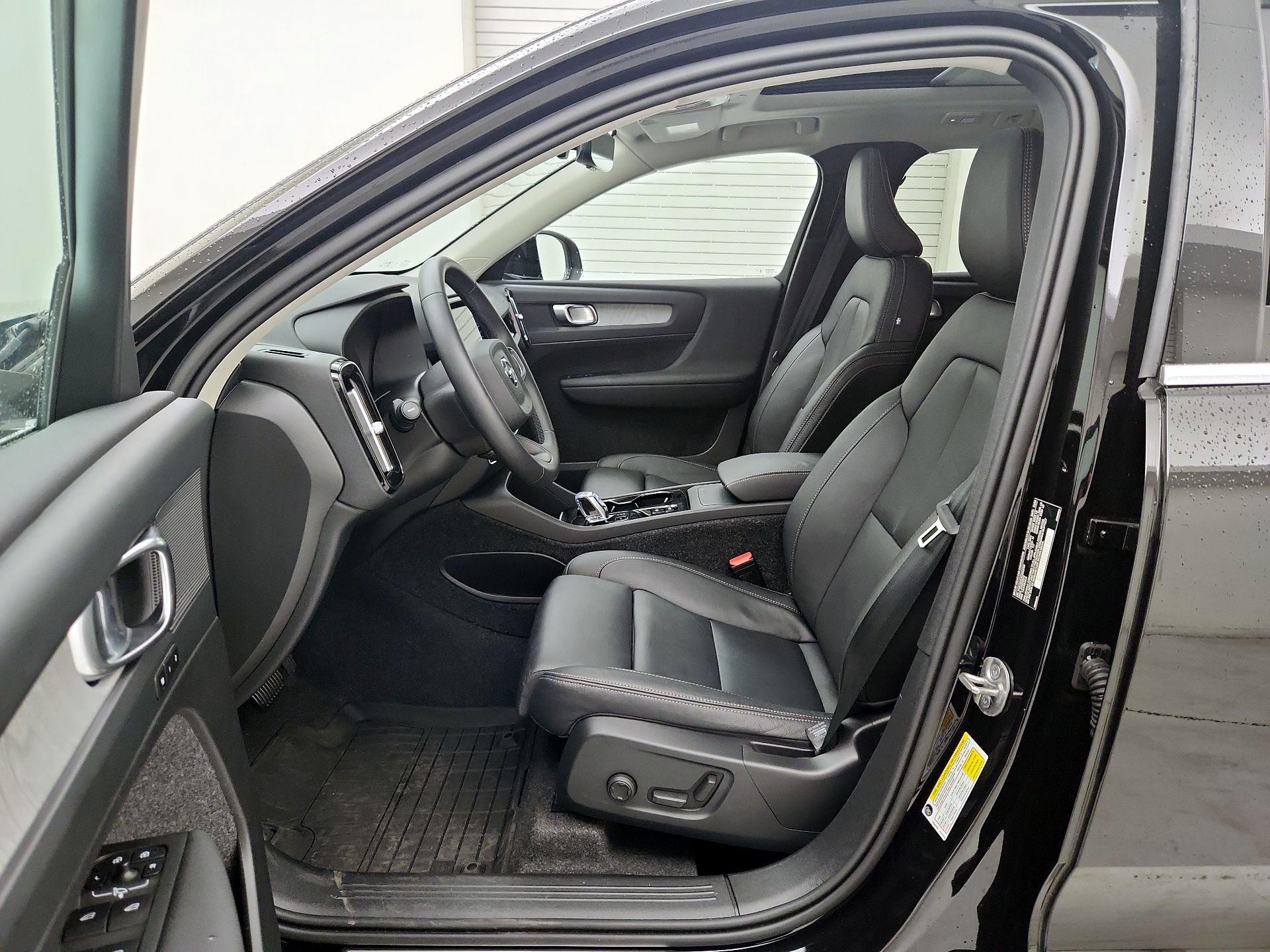 Thumbnail: 2025 Volvo XC40 - 11