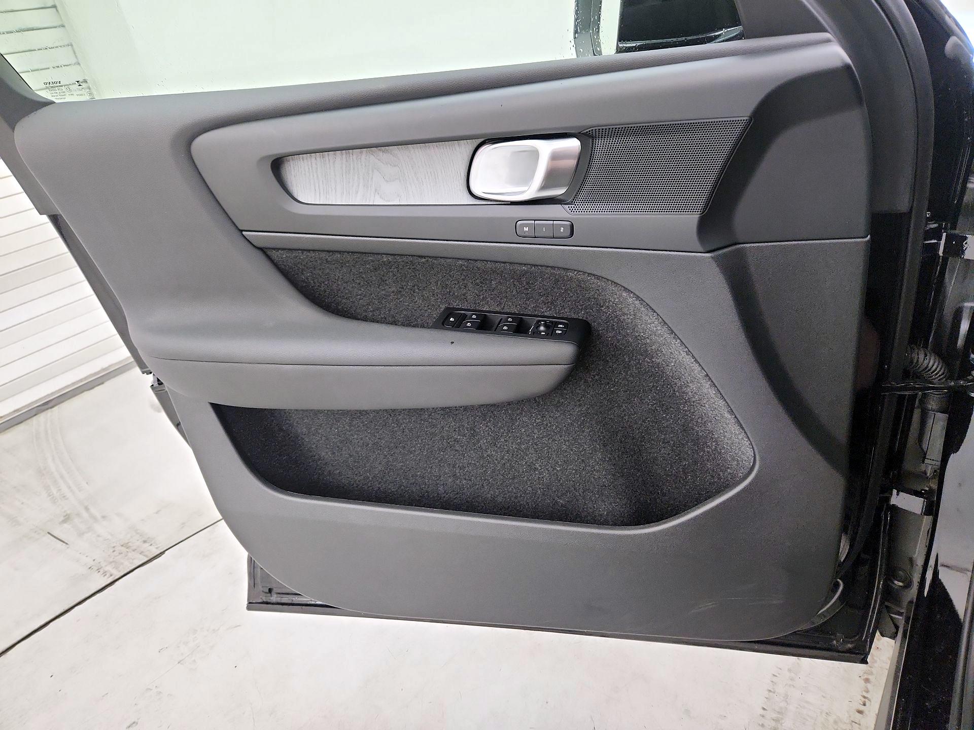 Thumbnail: 2025 Volvo XC40 - 12