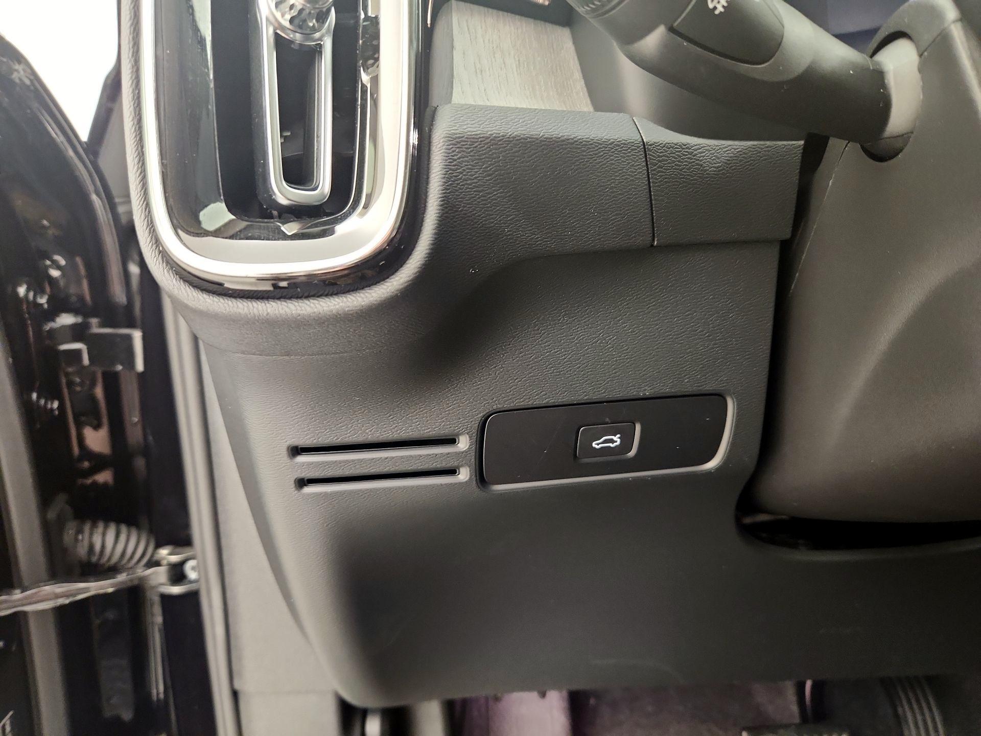 Thumbnail: 2025 Volvo XC40 - 13