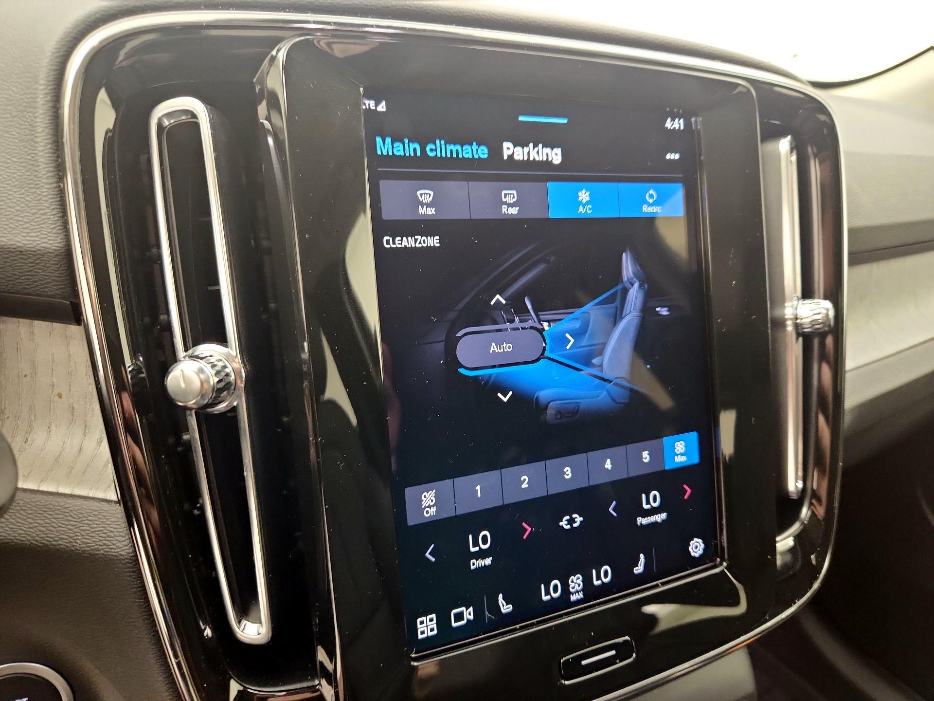 Thumbnail: 2025 Volvo XC40 - 17