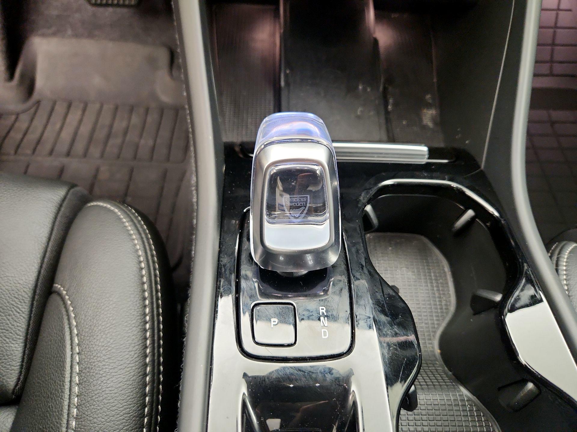 Thumbnail: 2025 Volvo XC40 - 18